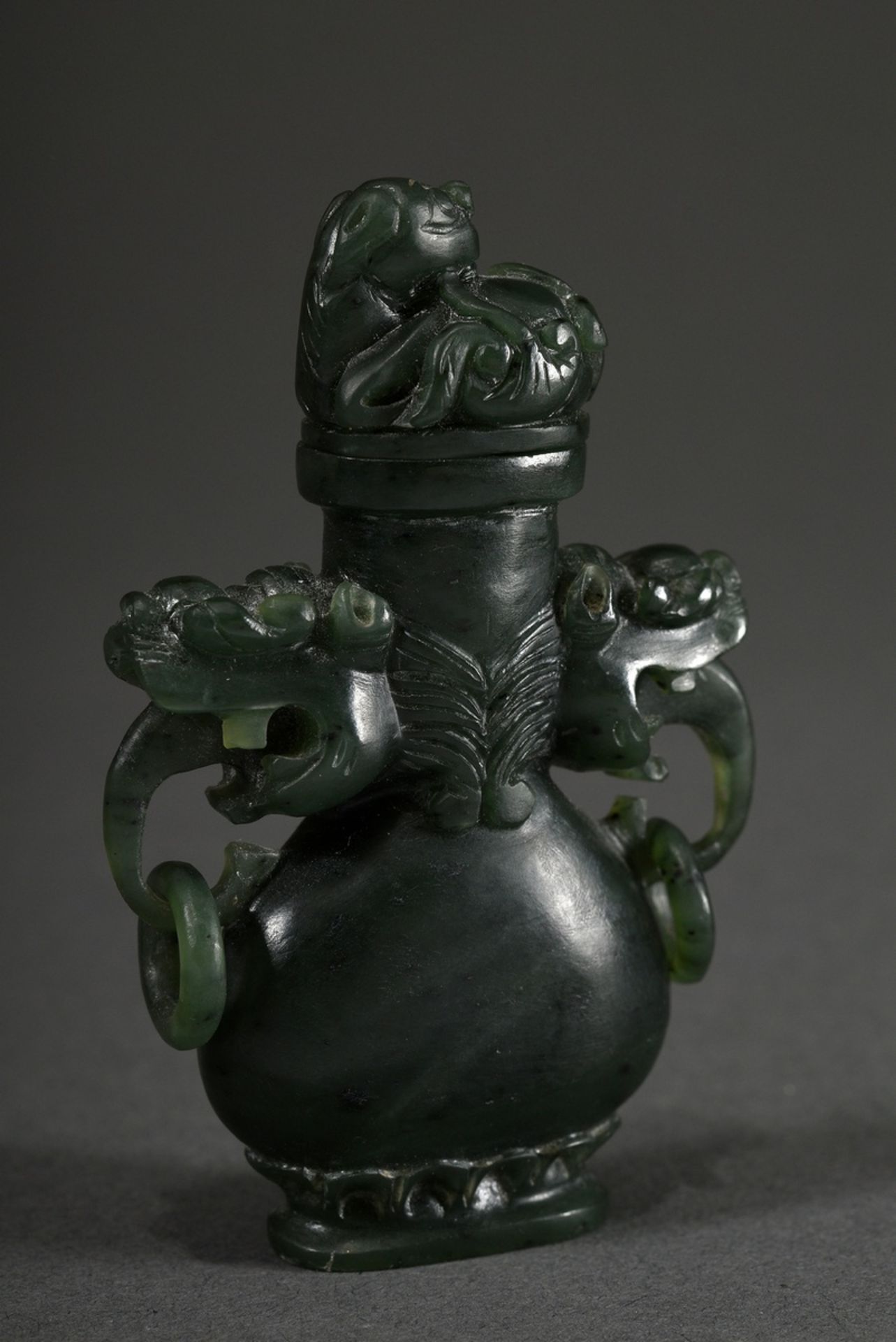 2 Various stone snuffbottles: flat green jade "vase with lion handles and lid" (h. 7,3cm) and agate - Image 9 of 12