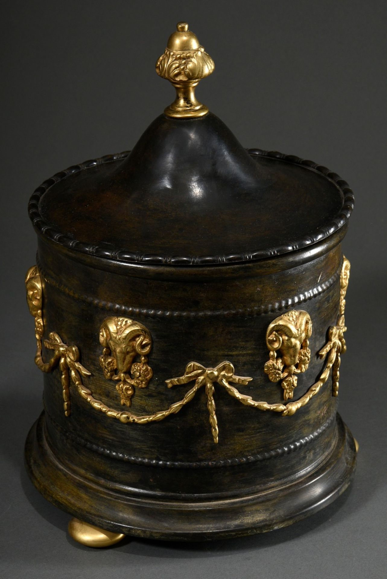 Lidded pot for fireplace lighter in classicistic form with polished brass "buck heads and leaf garl