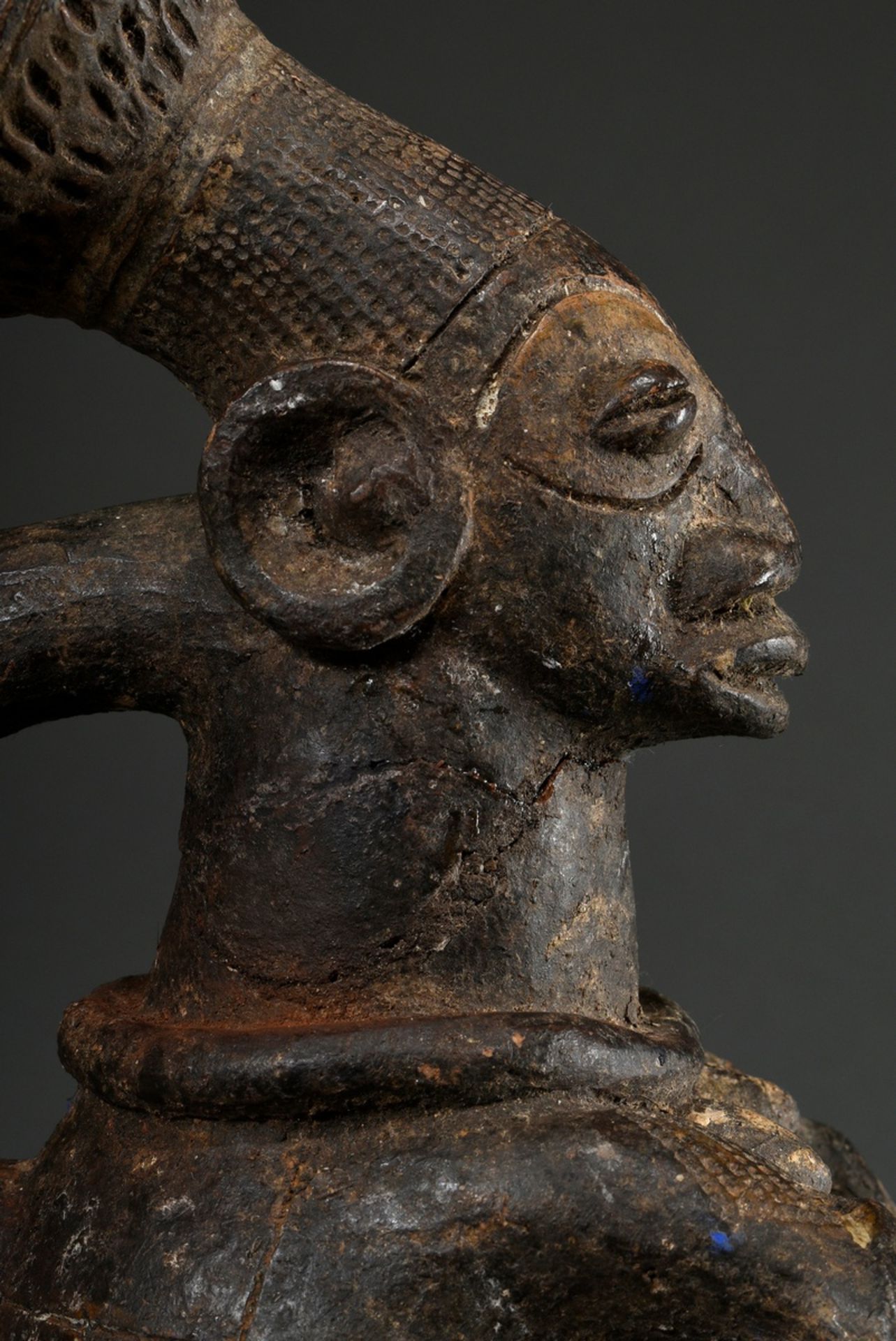 Anthropomorphes Terracotta Ritualgefäß einer vollplastisch sitzenden weiblichen Figur mit typischer - Bild 6 aus 10