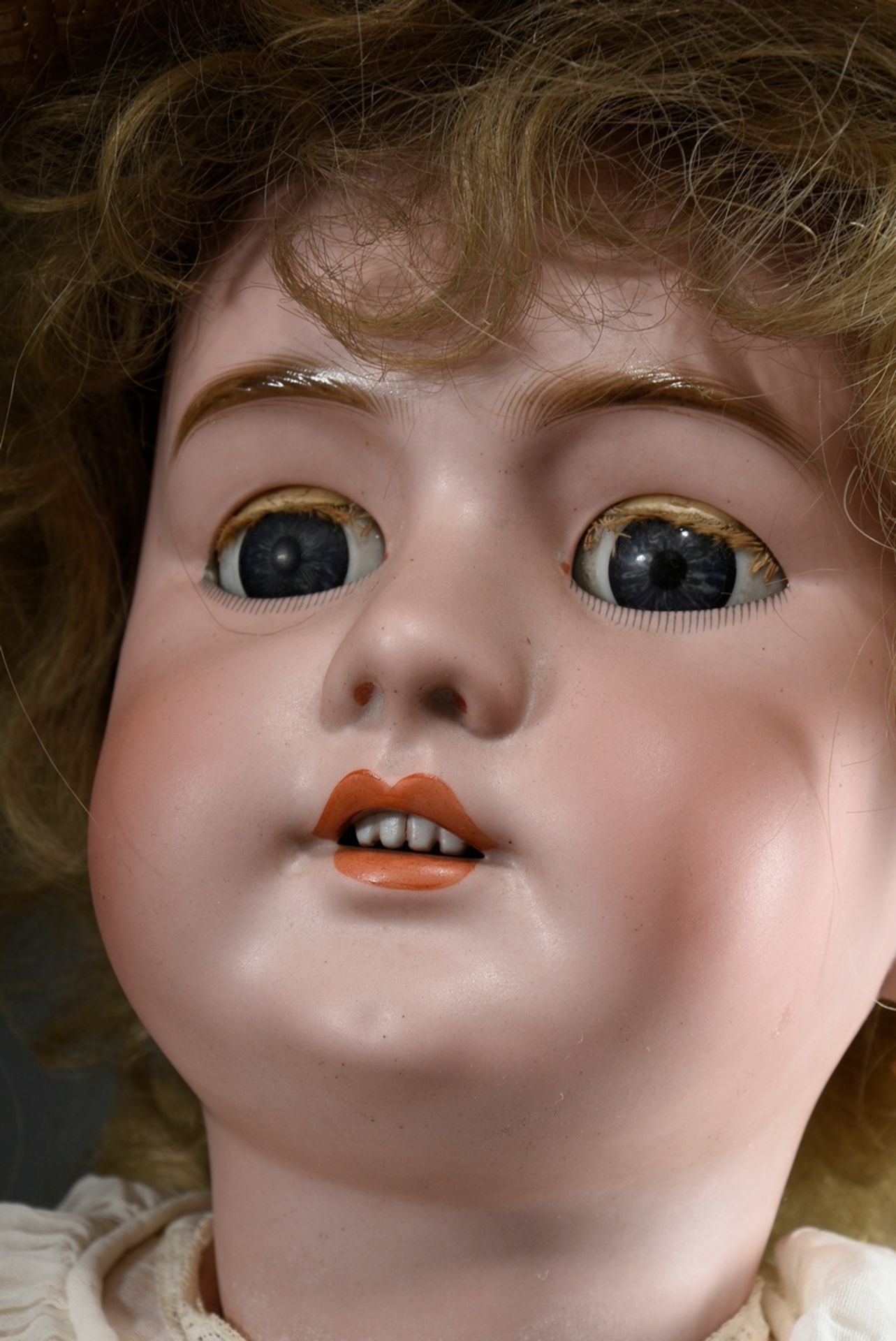 Große Puppe mit Biskuitporzellan Kurbelkopf, blaue Schlafaugen, offener Mund mit oberer Zahnreihe, - Bild 3 aus 7
