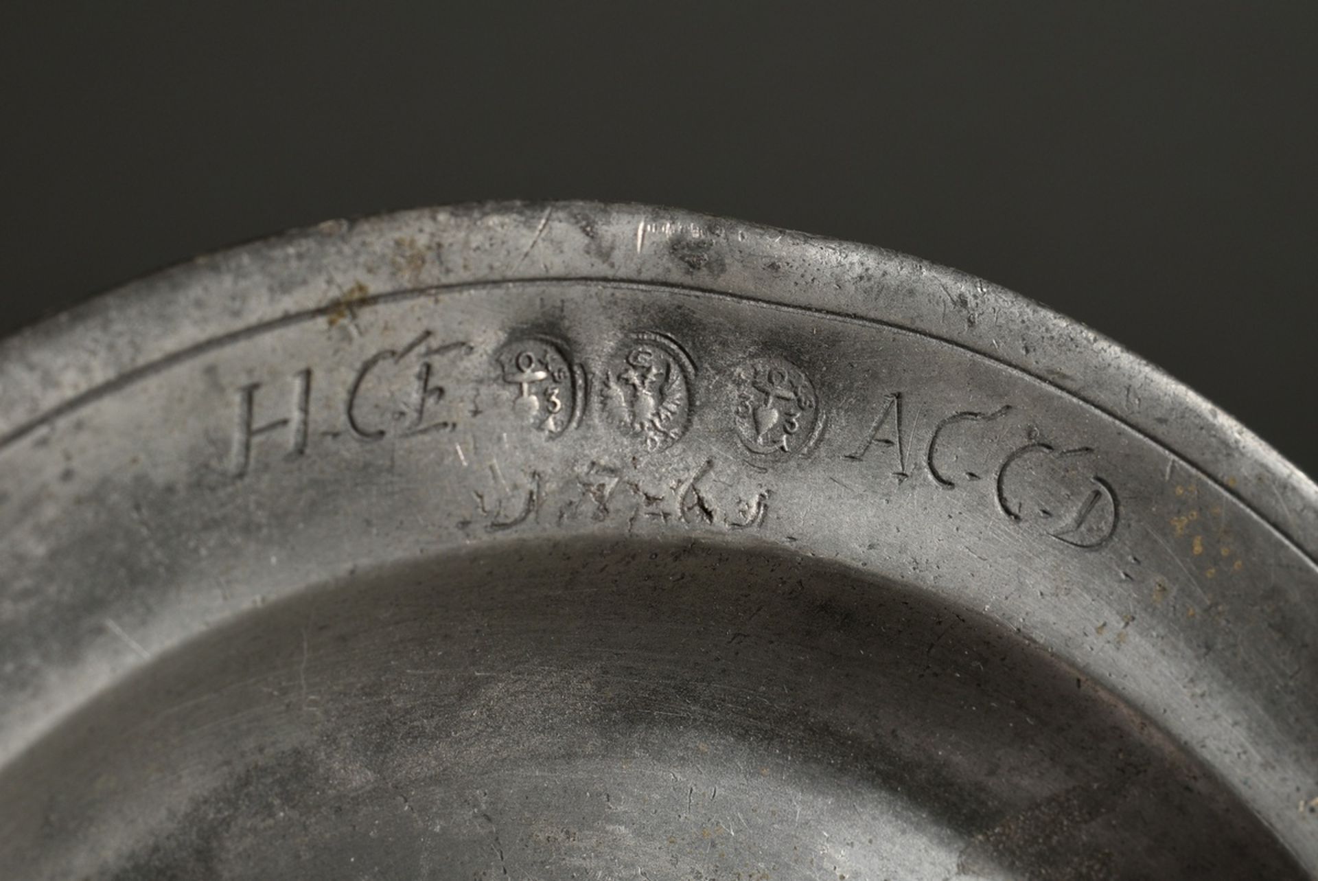 2 Various pieces of Lübeck pewter: Hangelpott with figurally shaped handles (food carrier), MZ: Cla - Image 9 of 10