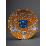 Italienischer Majolika Teller mit Groteskendekor und Wappenschild „Fünf Fleur-d-lis auf blauem Grun