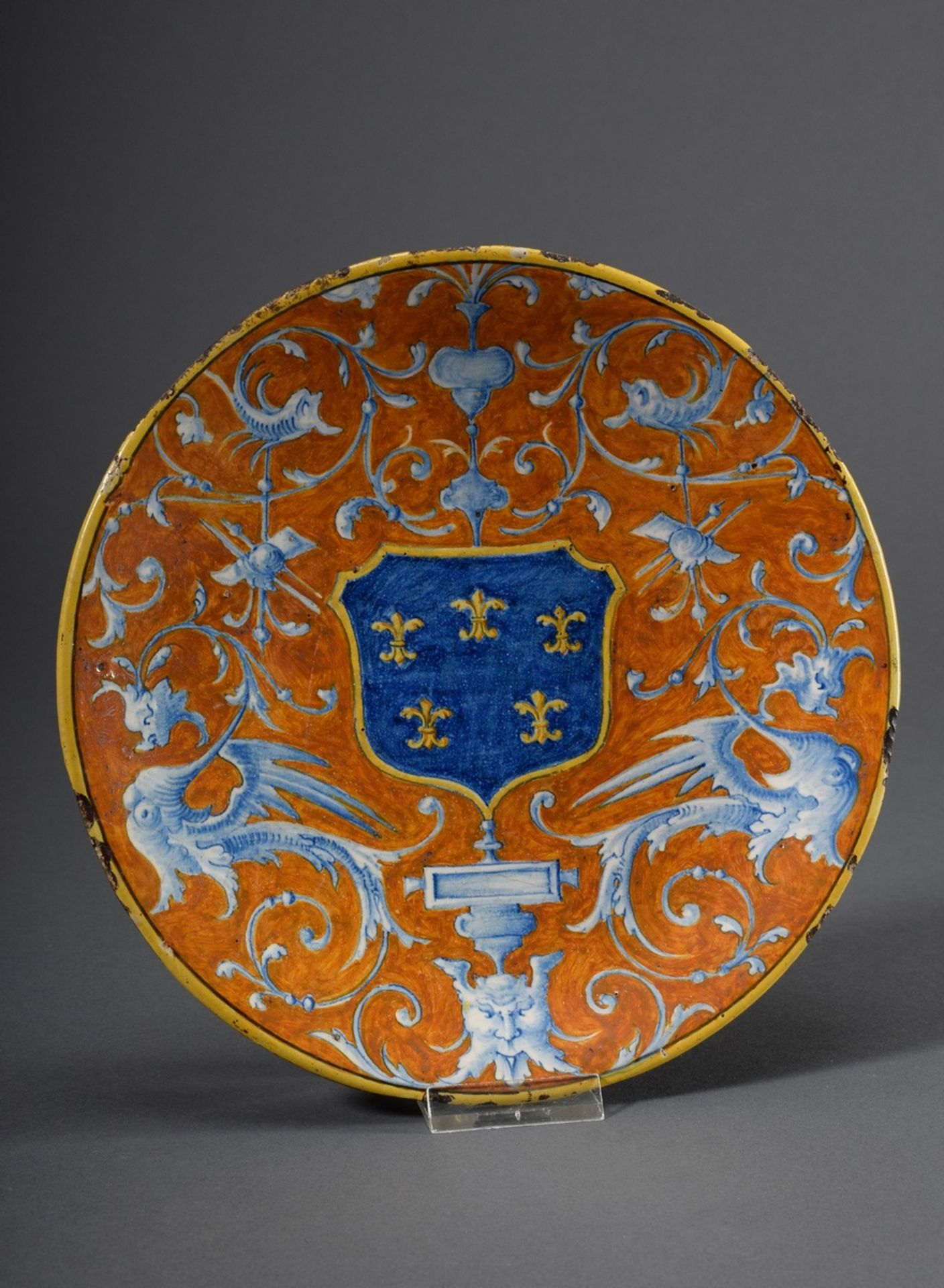 Italian majolica plate with grotesque decoration and coat of arms "Five Fleur-d-lis on a blue groun