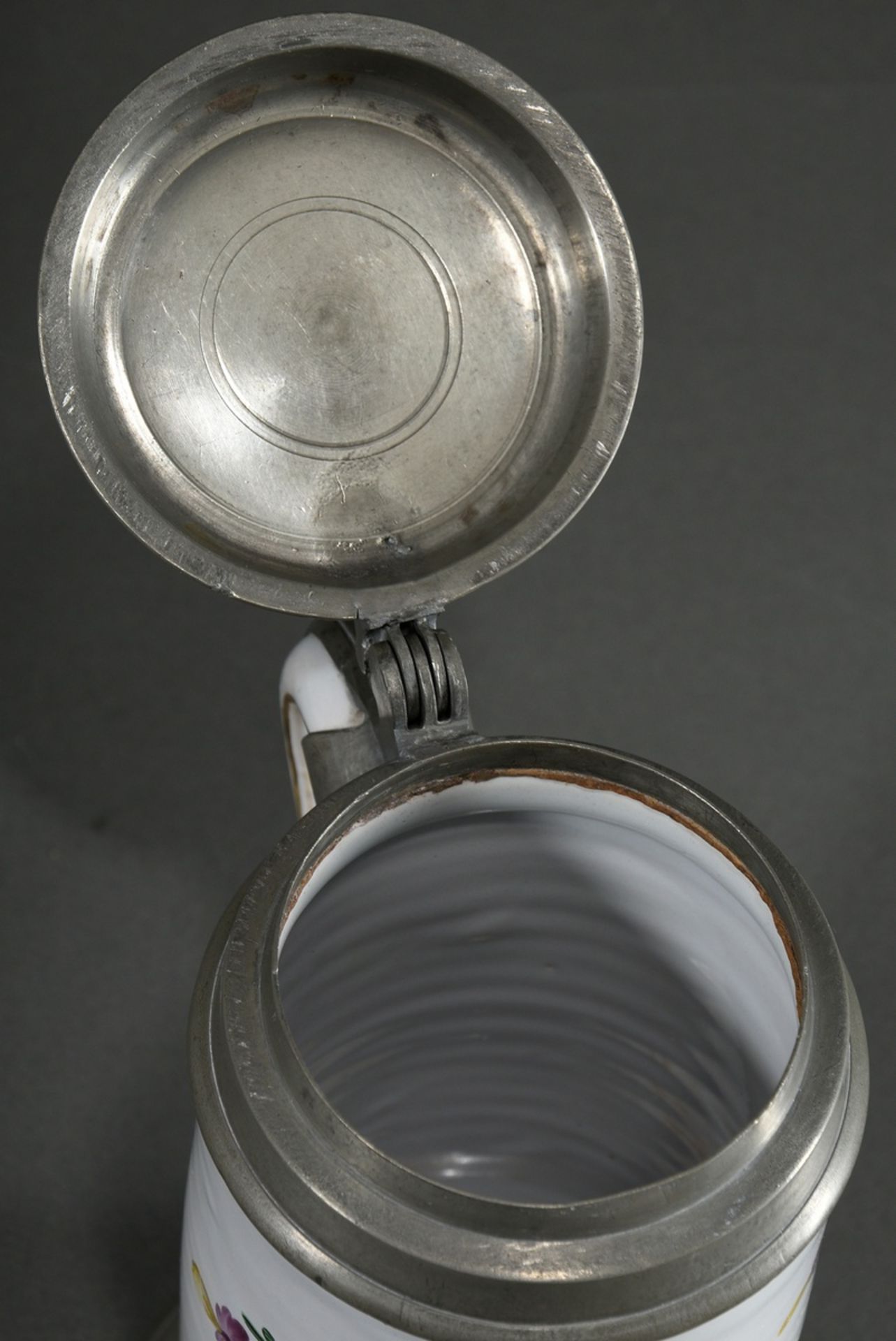 Proskauer Walzenkrug in Zylinderform mit Ohrenhenkel, Fayence weiß glasiert mit polychromer Muffelf - Bild 6 aus 7