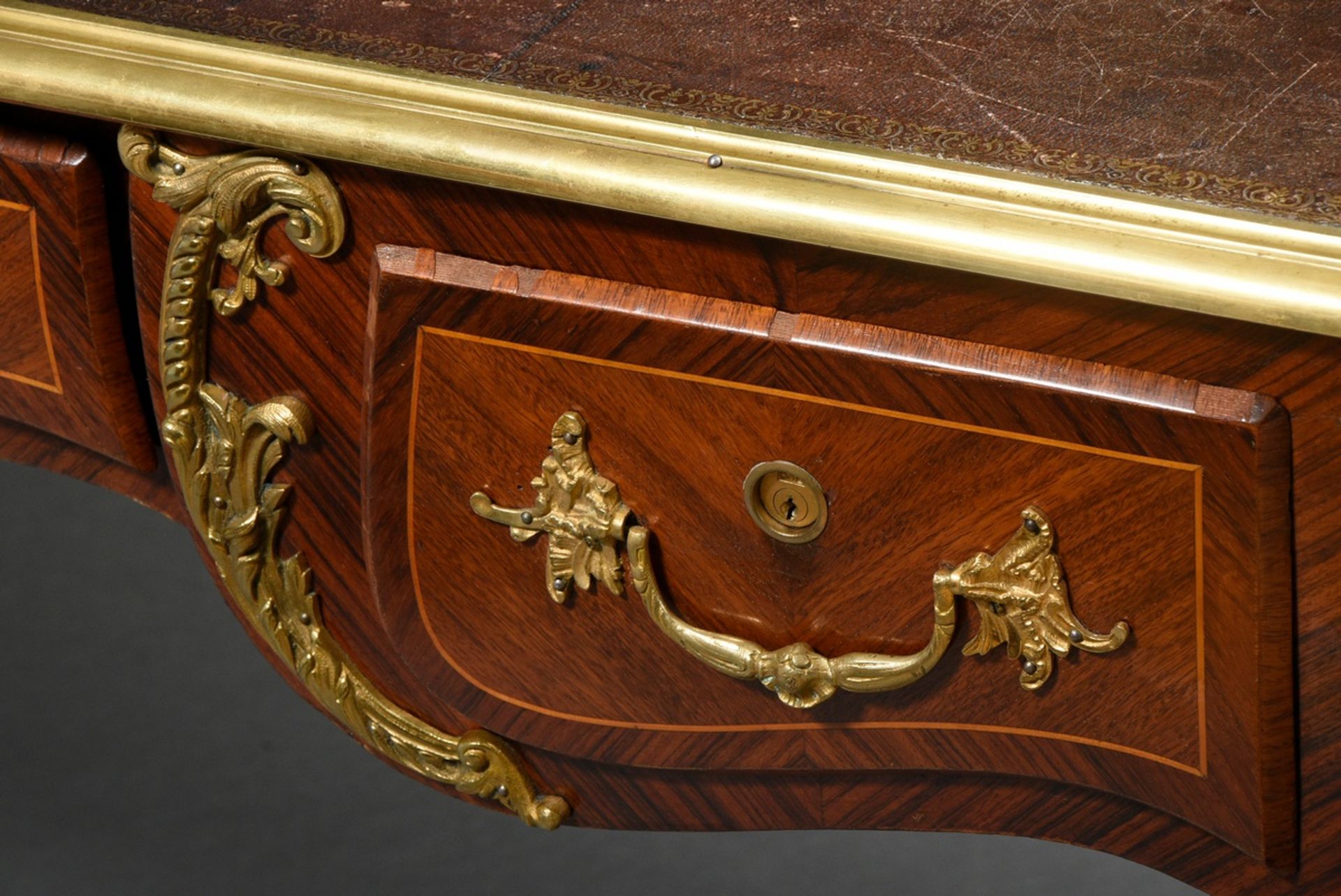 Französisches Bureau Plat im Louis XV Stil auf hohen geschweiften Beinen mit reichen Bronzebeschläg - Bild 3 aus 10