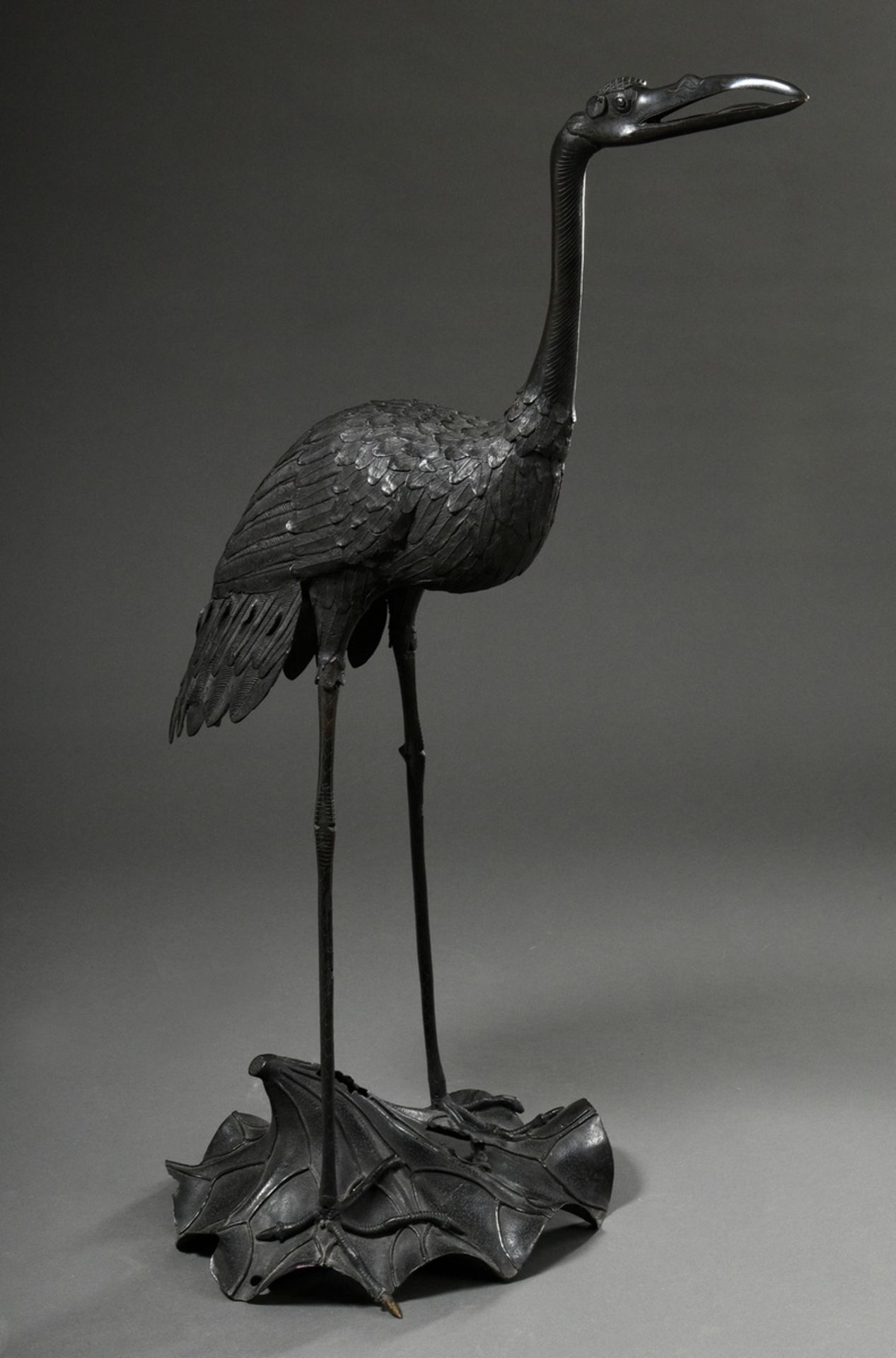 Life-size Japanese bronze "crane on lotus leaf", on the neck the sign 'kuchi' or katakano 'ro', Mei