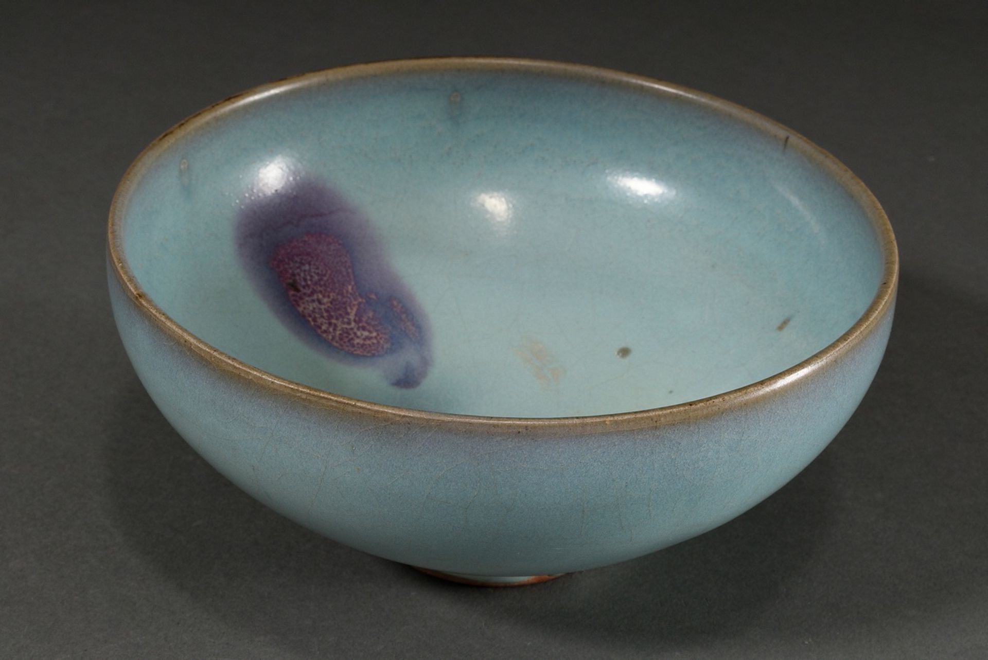 Yunyao ceramic bowl in Song style with pale blue glaze and flambé stain in violet in the wall, Chin - Image 2 of 7