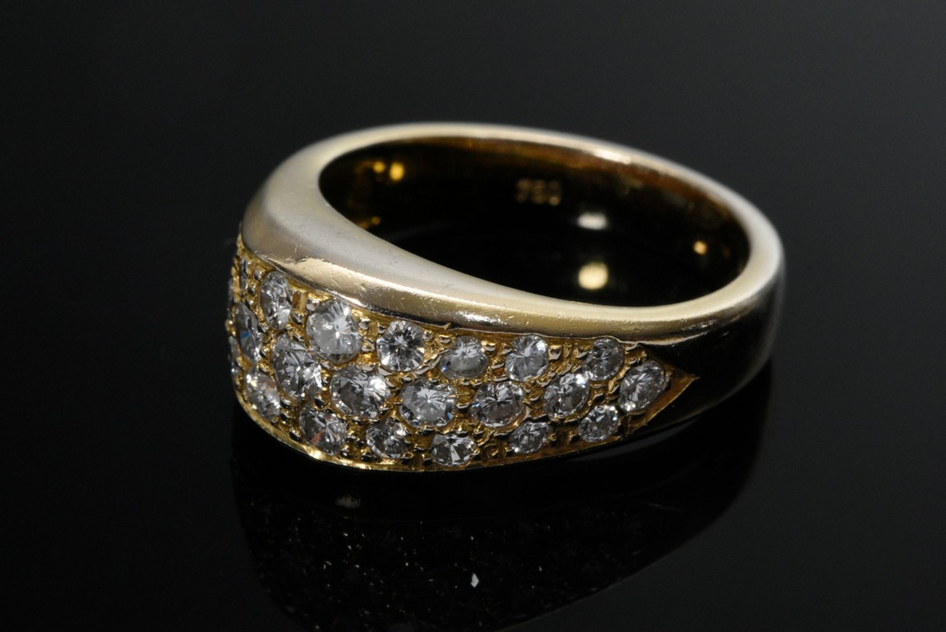 Gelbgold 750 Ring mit Pavée gefassten Brillanten (zus. ca. 0.90ct/VSI-SI/TW), 7,5g, Gr. 55 - Bild 2 aus 3