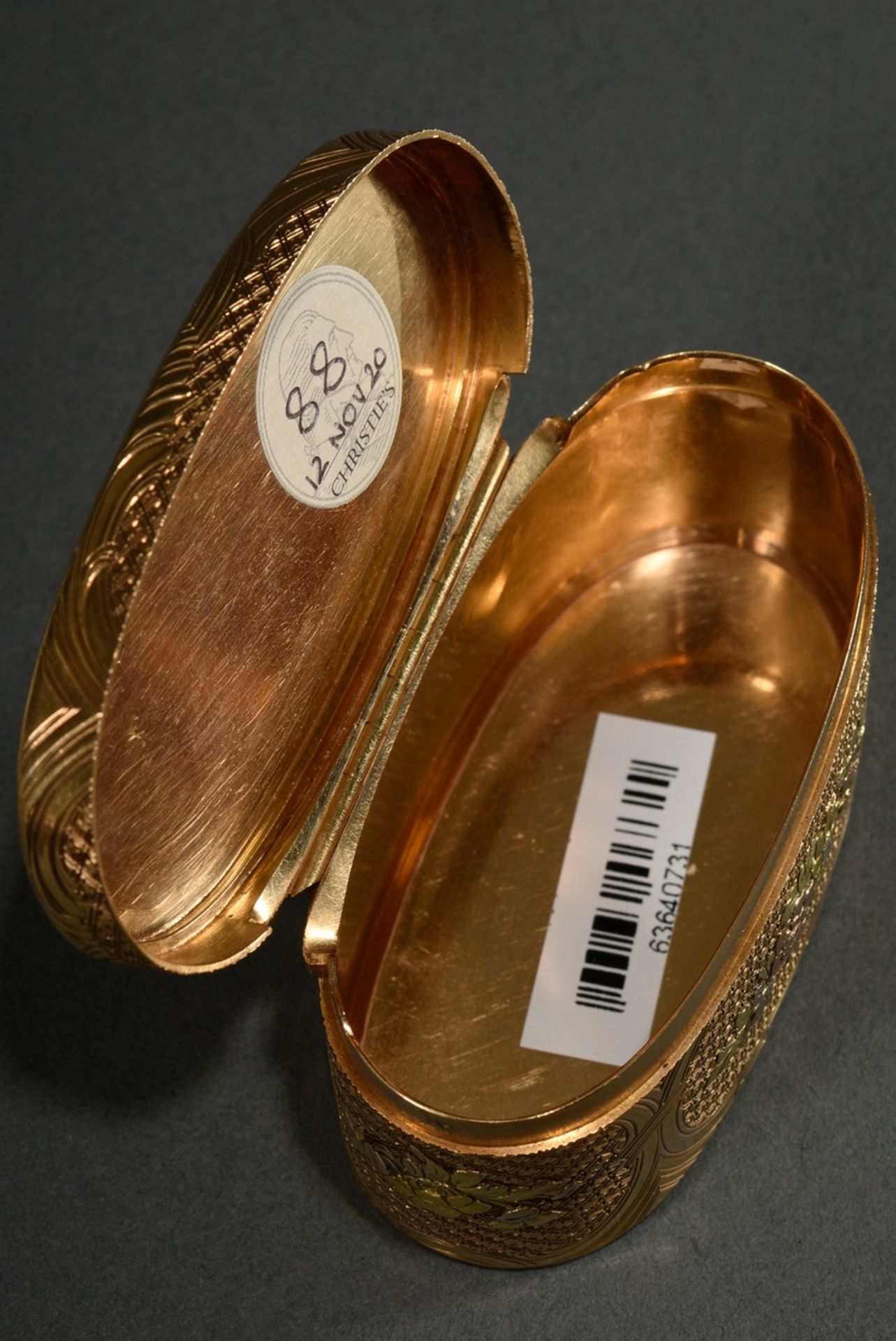 A very fine oval snuff box in tricolour gold, all sides geometrically chased with rocaille cartouch - Image 5 of 8