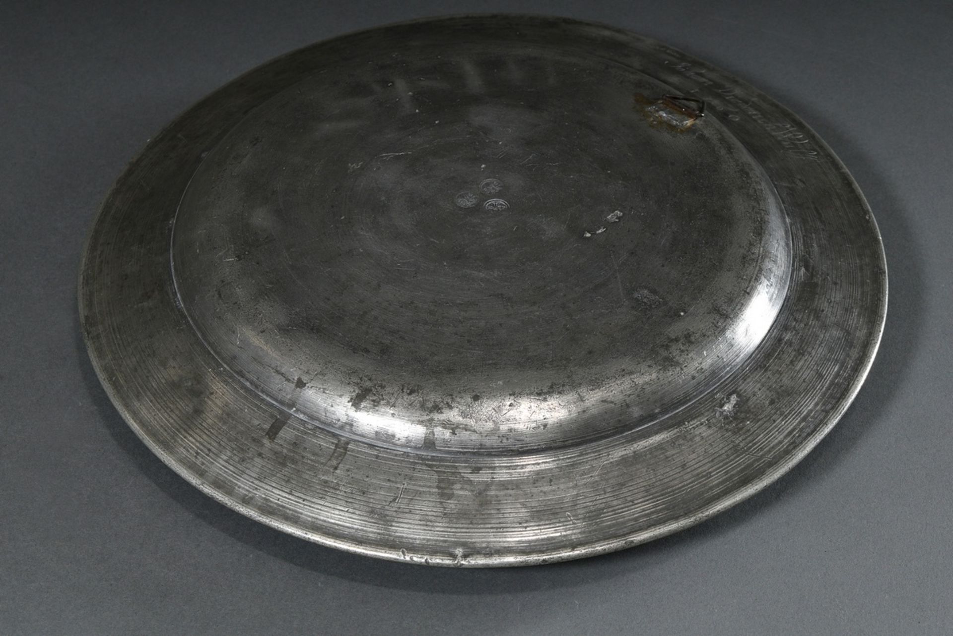Large Lübeck pewter plate with a striped rim (Ø 36cm), on the reverse with engraved owner's mark "J - Image 7 of 8