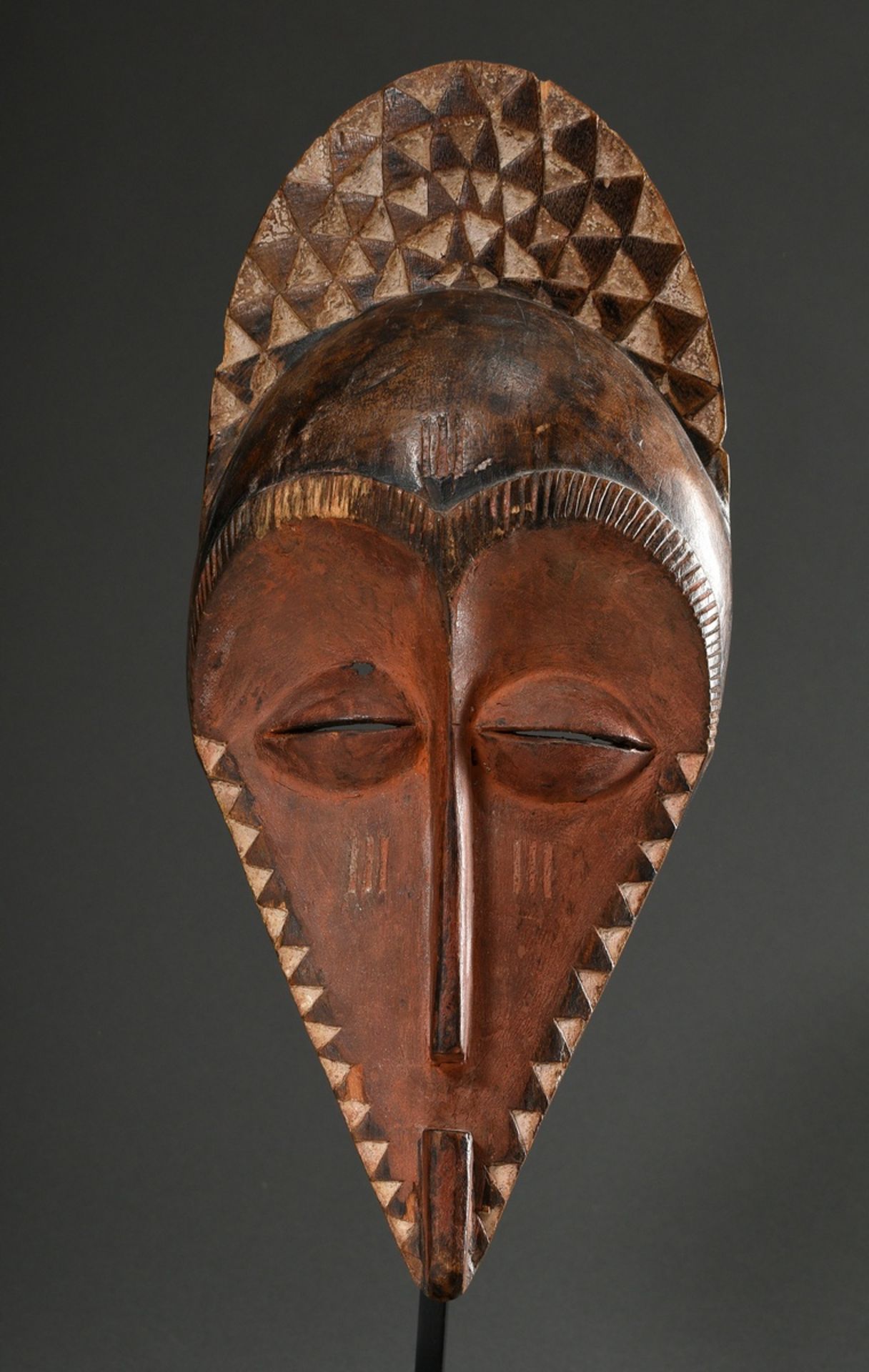 Pende mask with fan-shaped coiffure attachment and geometrical decoration, carved wood, darkly pain - Image 2 of 6