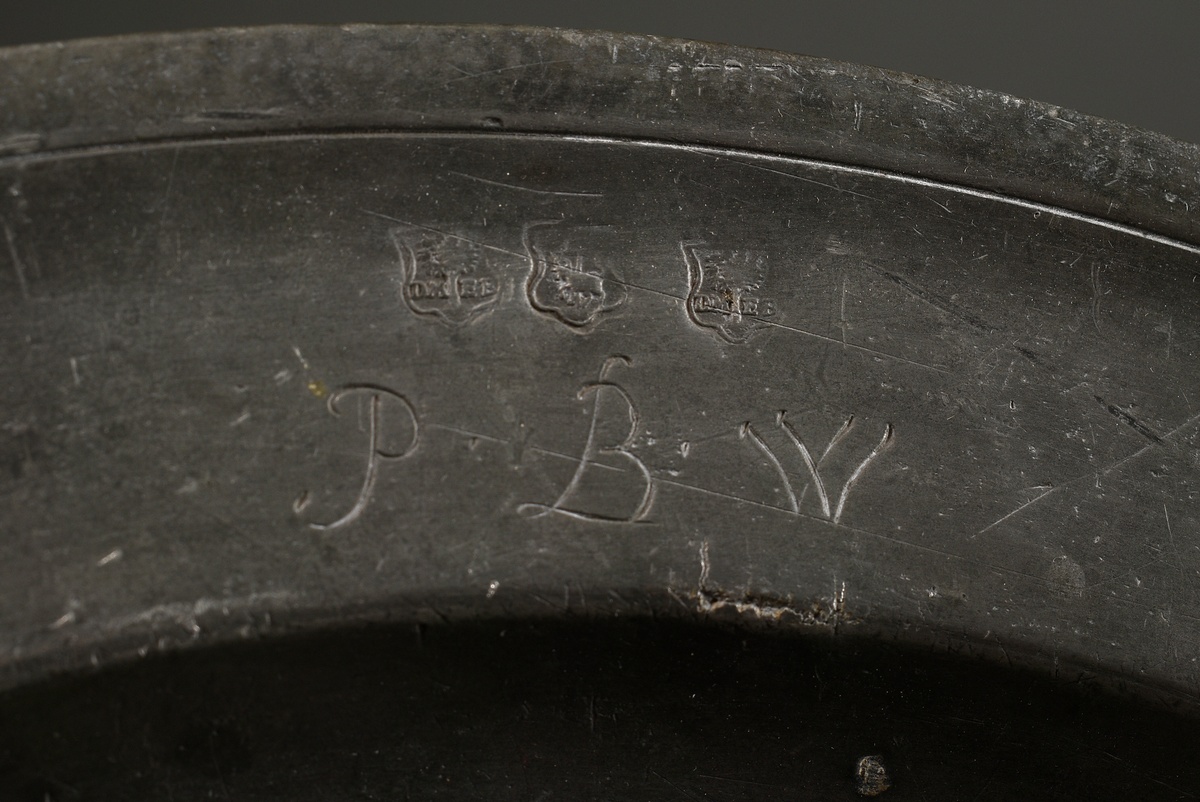 Large North German plate with engraved monogram "P.B.W.", MZ: "DMEB" (Baumann? c. 1730/40)/ Güstrow - Image 4 of 4