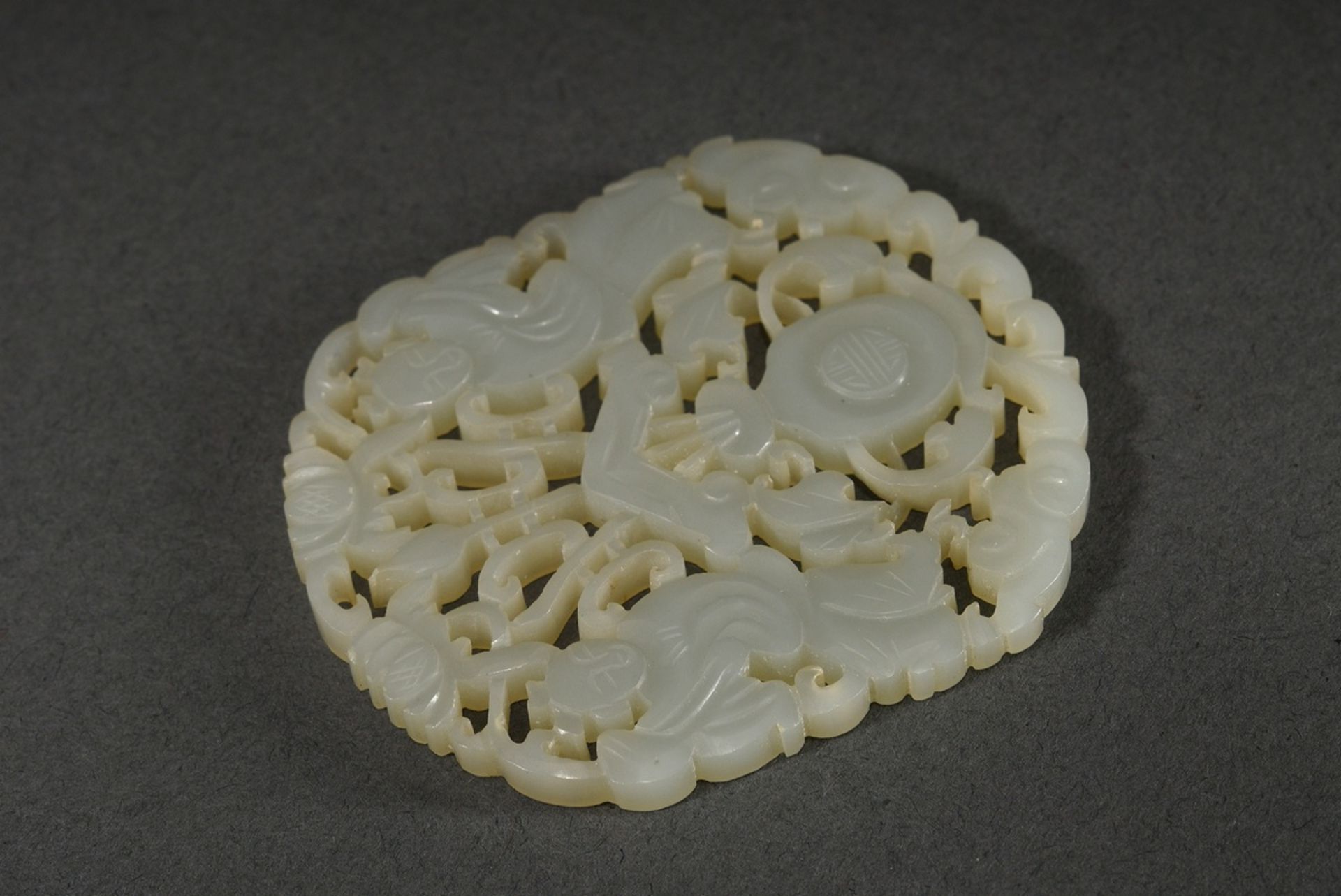 Light openwork jade plaque "Two genii and lotus vase", 6x5cm - Image 2 of 4