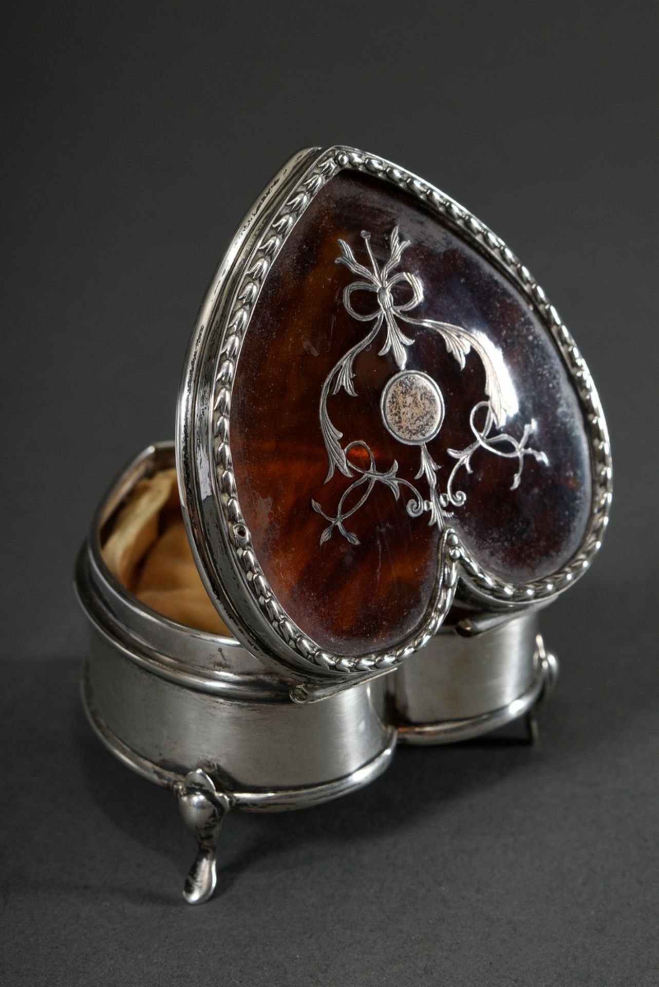 English jewellery box in the shape of a heart with ornamental inlays in the tortoiseshell lid and s - Image 7 of 7