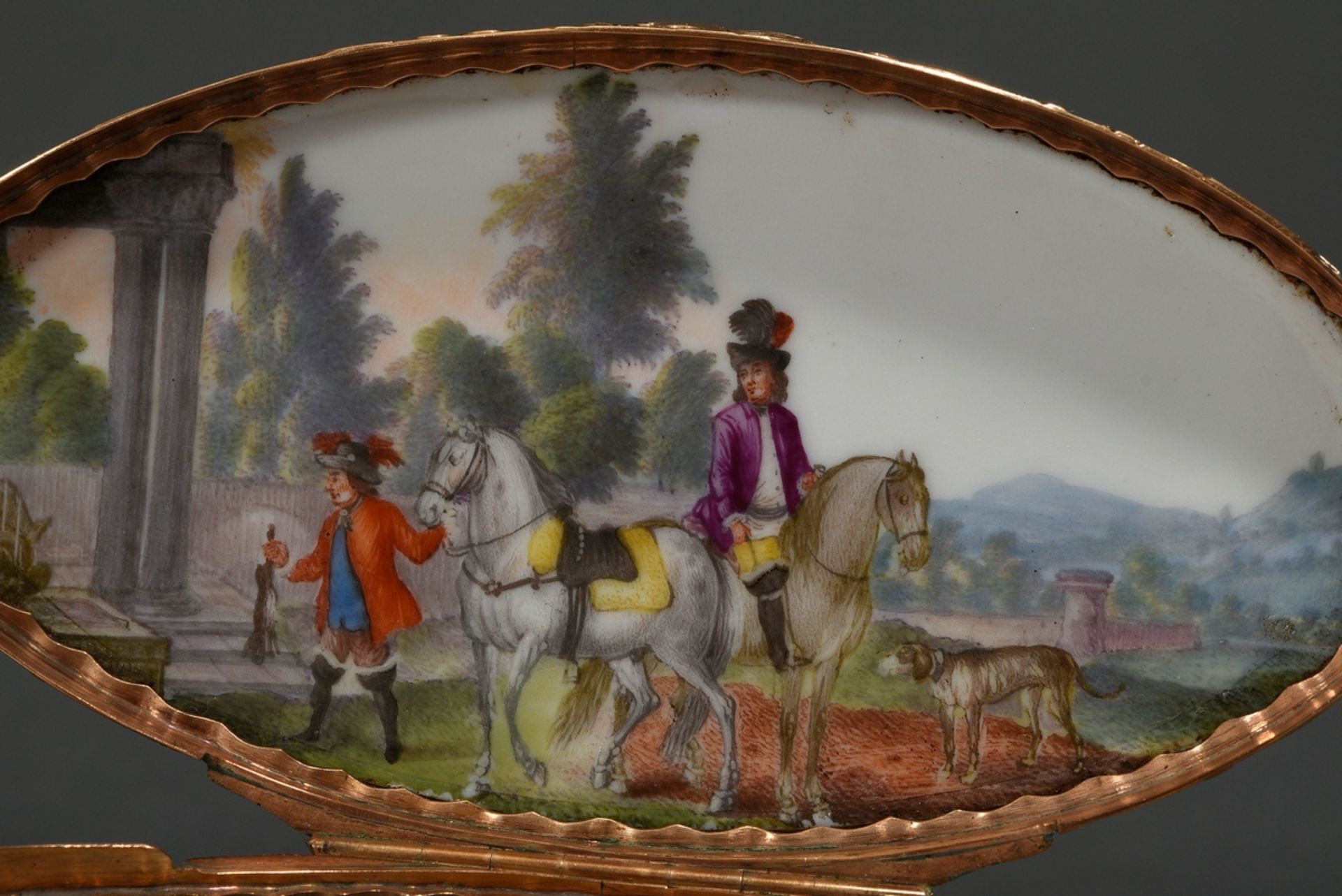 Oblong Höchst porcelain snuff box with floral engraved gold mount and delicate painting on the outs - Image 6 of 8