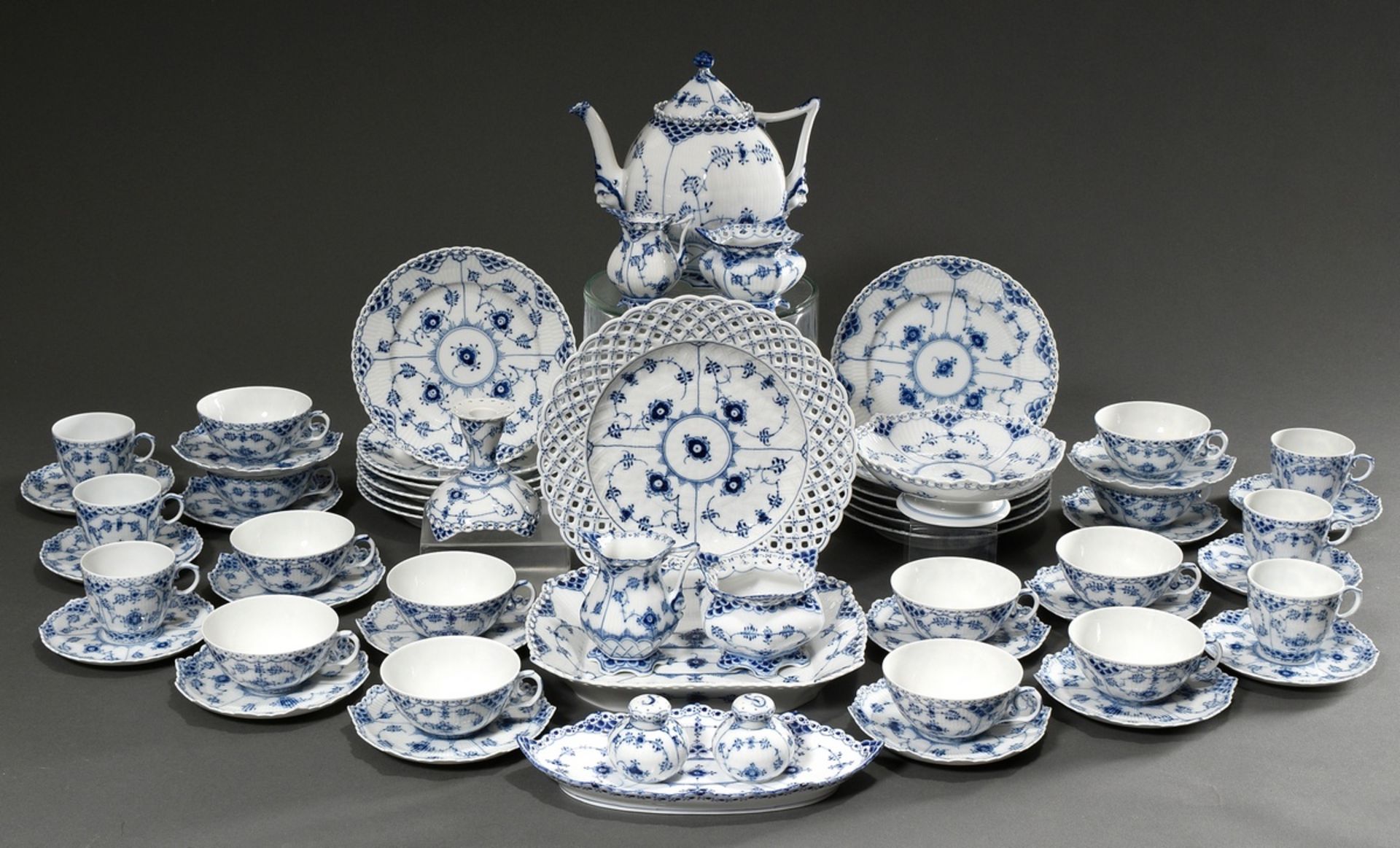 42 pieces Royal Copenhagen coffee and tea service "Musselmalet half and full point", consisting of: - Image 2 of 3
