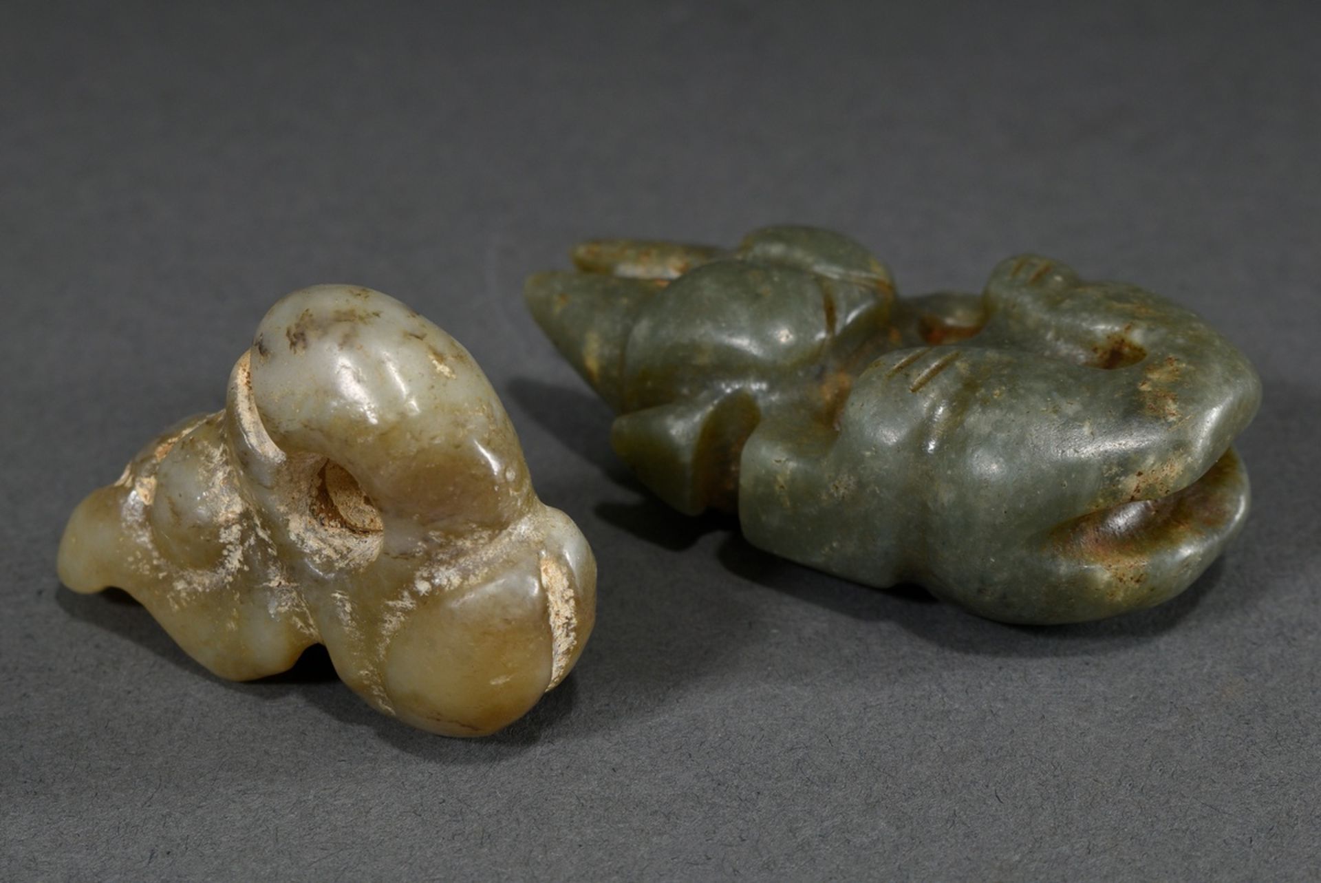 2 Diverse Hongshan Jade Amulette: sitzende Figur "Sonnengott" in grünlicher Jade und "Zhulong" (Sch - Bild 3 aus 4