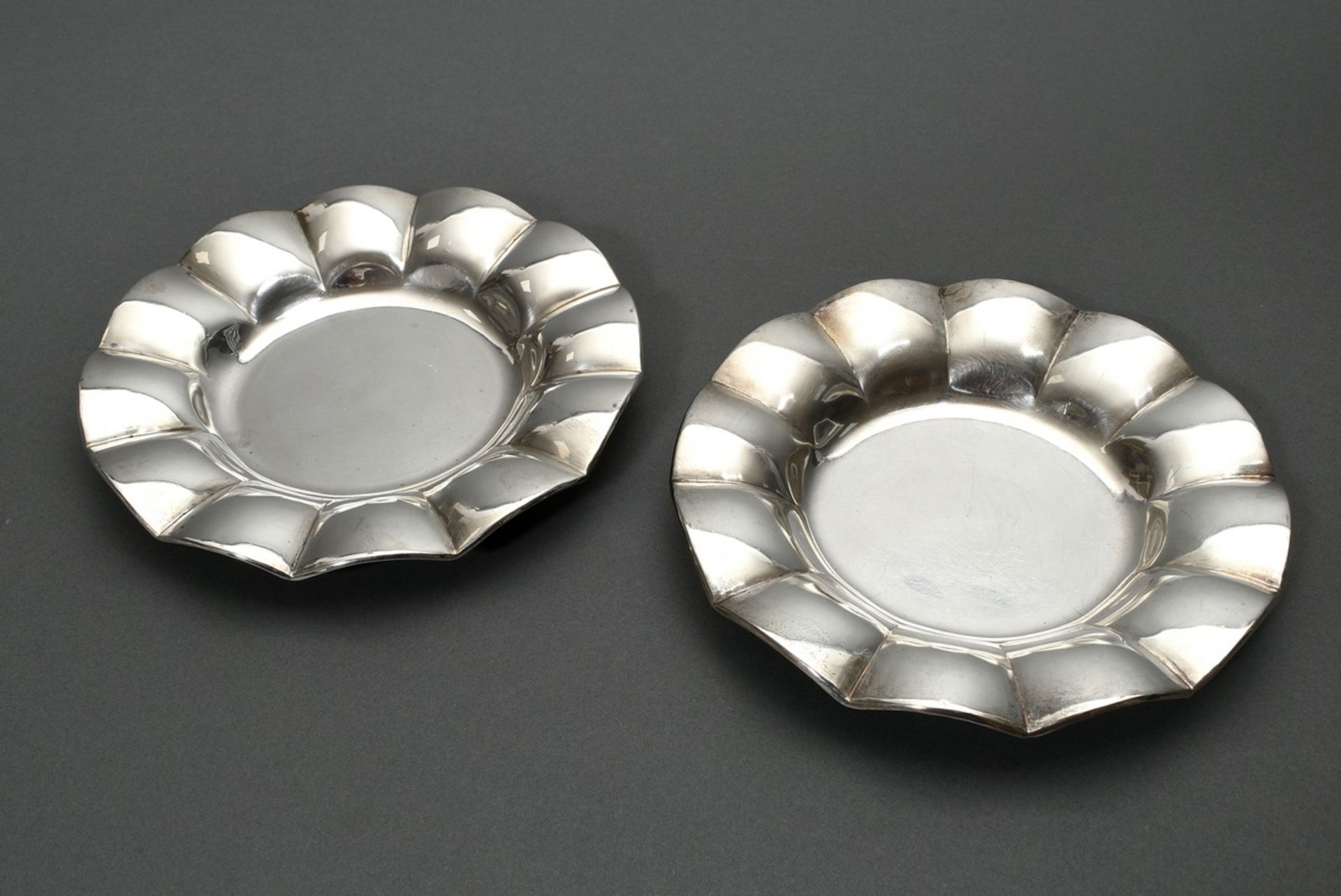 2 Art Deco Schalen in facettierter Blütenform, China um 1920/30, MZ: EC, Silber 935, 562g, Ø 20cm