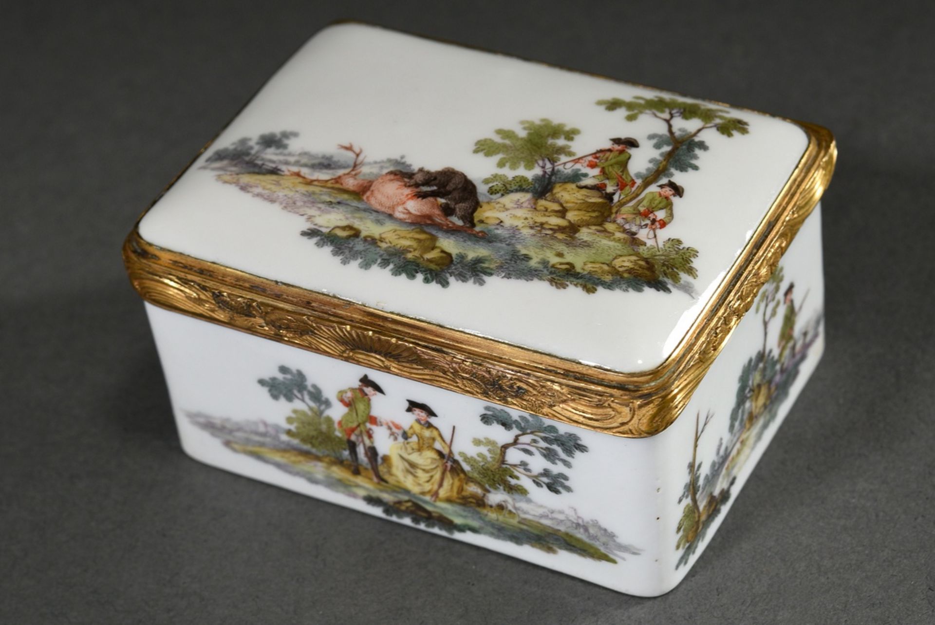 Rectangular Meissen tabatiere with flawless polychrome painting "Hunting Scenes" on the body as wel