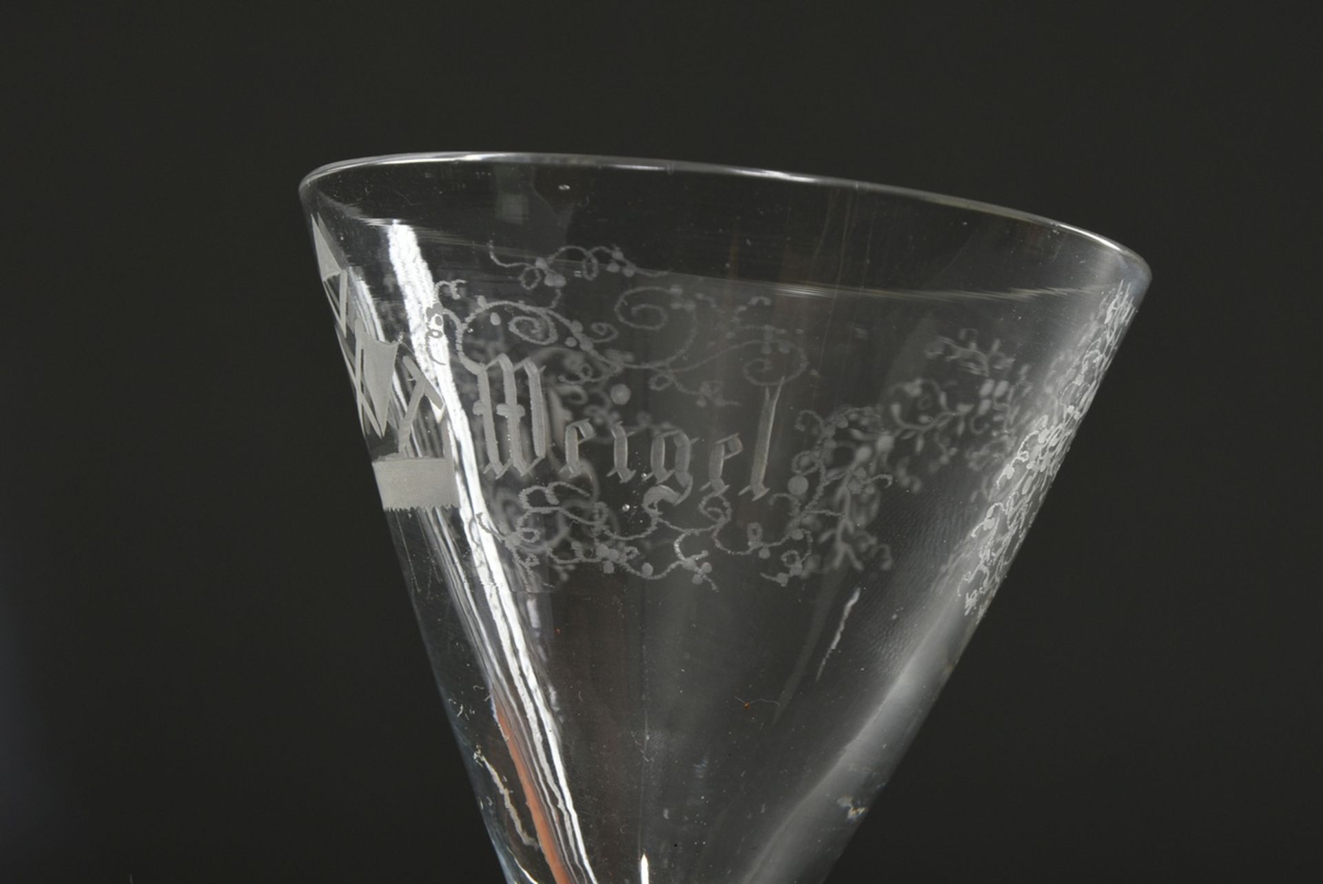 Masonic goblet with floral decoration, carpenter symbolism and inscription "Josef Weigel", nodus in - Image 4 of 5