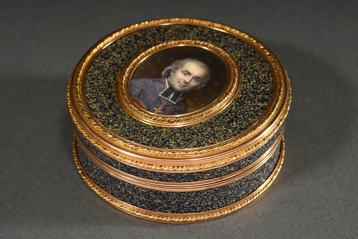 Round lacquer tabatiere with gold cord mounts and portrait medallion of the cleric "François Dumont