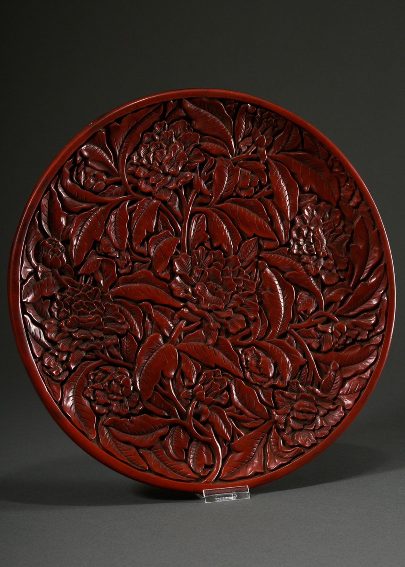 Red carved lacquer plate in the style of the early Ming period "Peonies", bottom with gold inscript - Image 2 of 5