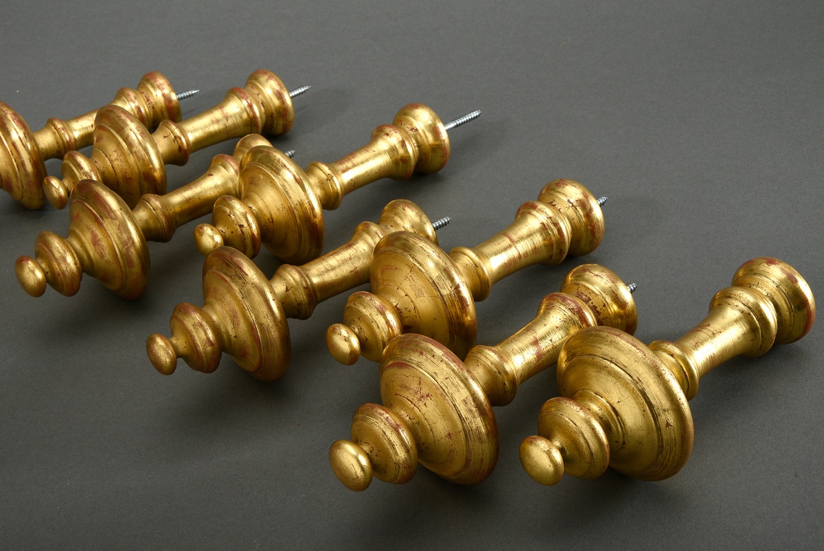 8 Turned curtain holders in baluster form for 4 windows, wood gilded over bolus ground, l. 20cm, tr - Image 3 of 3