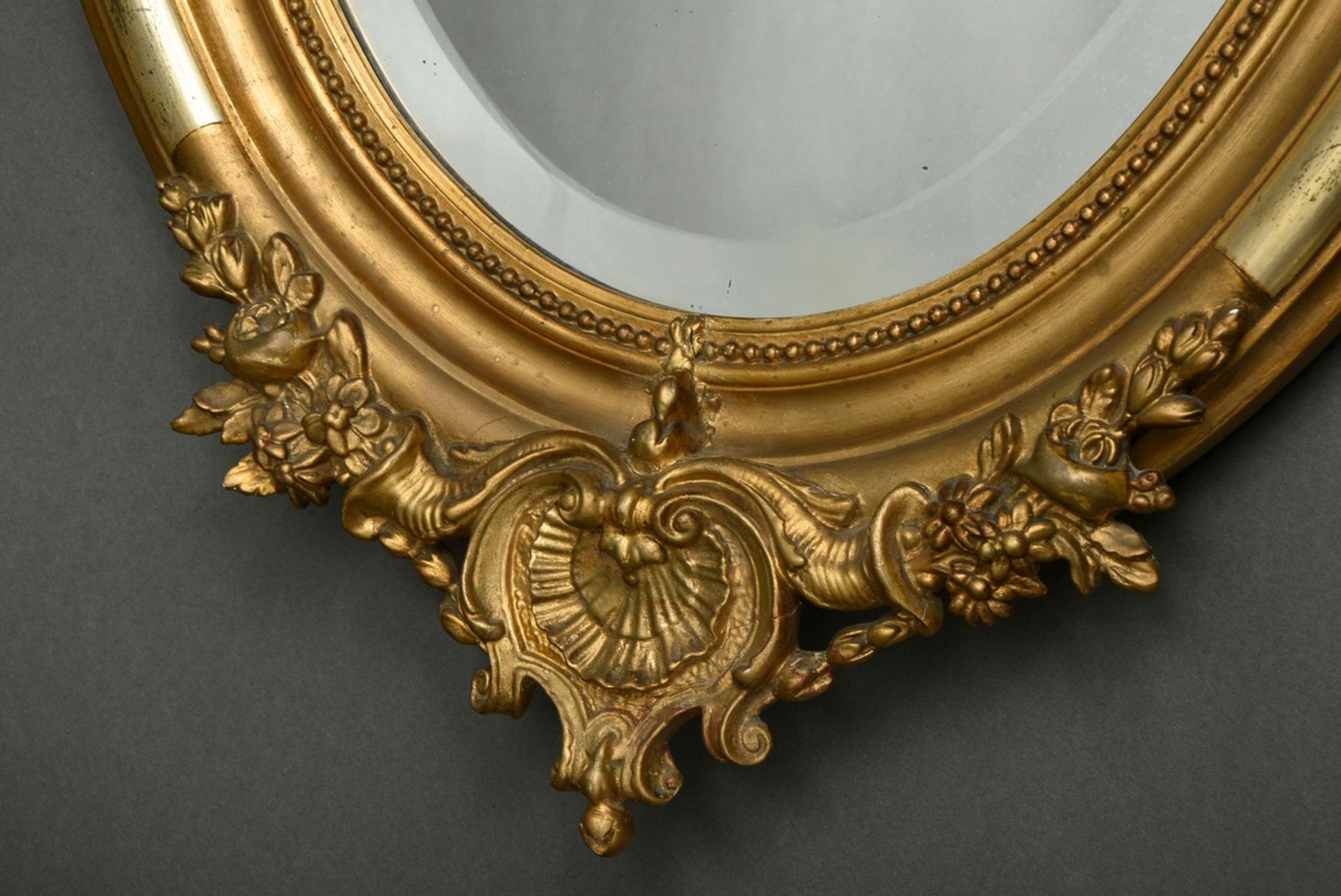 Ovaler vergoldeter Stuckspiegel mit ornamentalem Aufsatz und floralen Dekorationen, Spiegelglas mit - Bild 3 aus 5