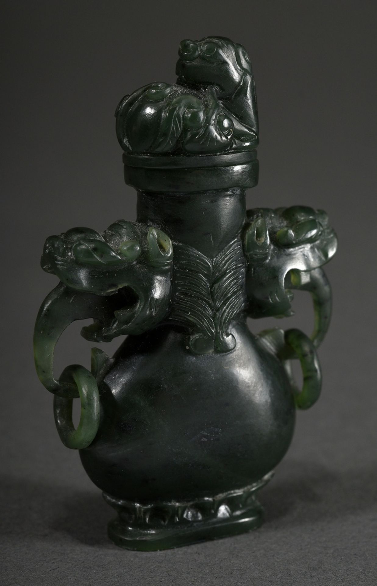 2 Various stone snuffbottles: flat green jade "vase with lion handles and lid" (h. 7,3cm) and agate - Image 8 of 12