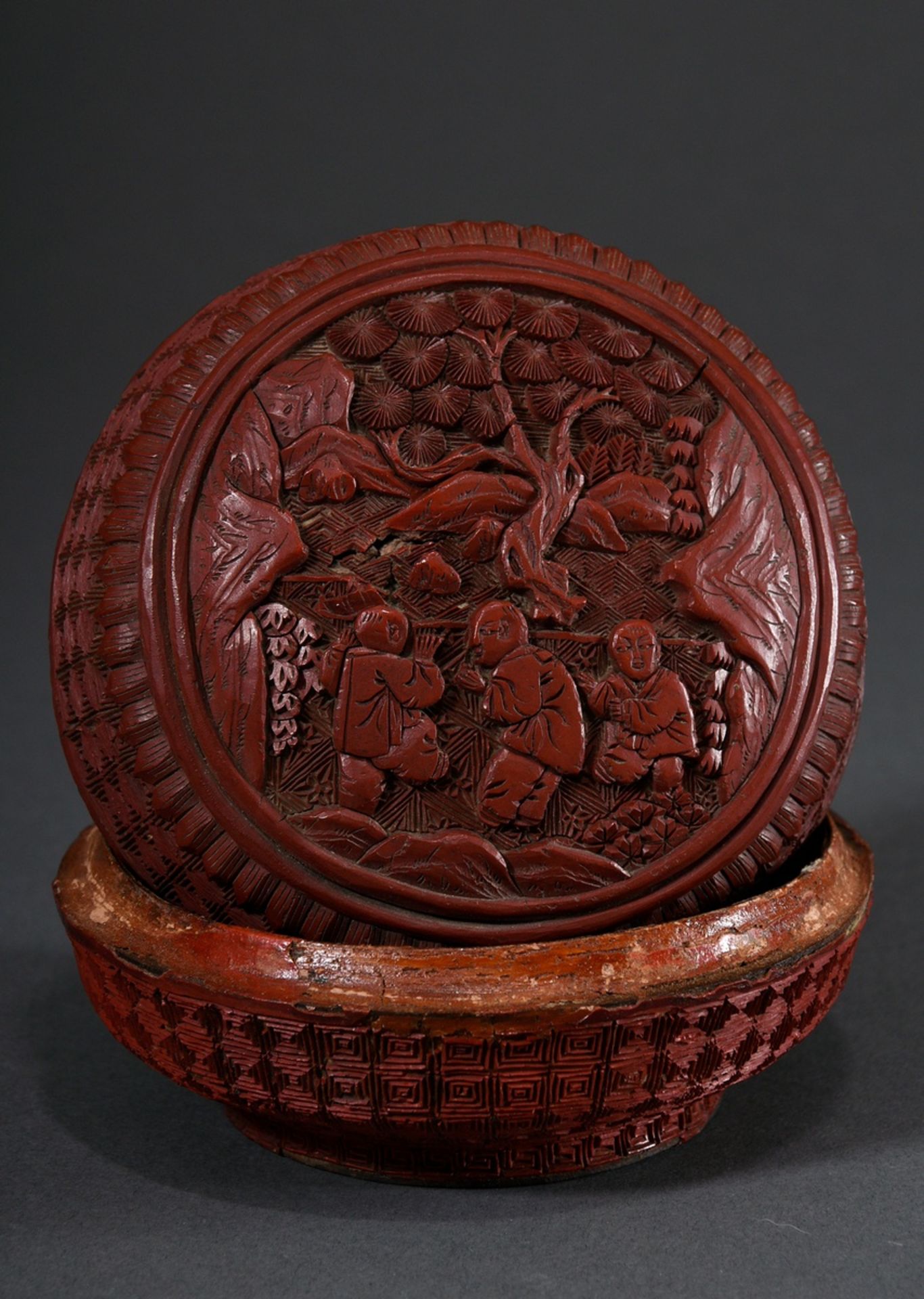 4 Various red carved lacquer objects: small round paper mache lidded box "Three playing children" ( - Image 6 of 19