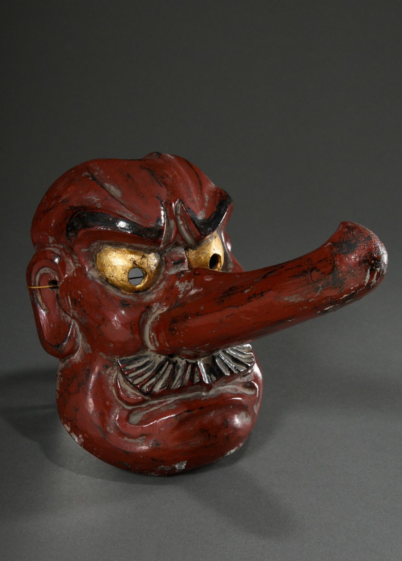 Kagura Maske "Langnasen Tengu", Holz mit roter Lackfassung, Japan, 19.Jh., H. 20,5cm, teilweise bes - Bild 2 aus 5