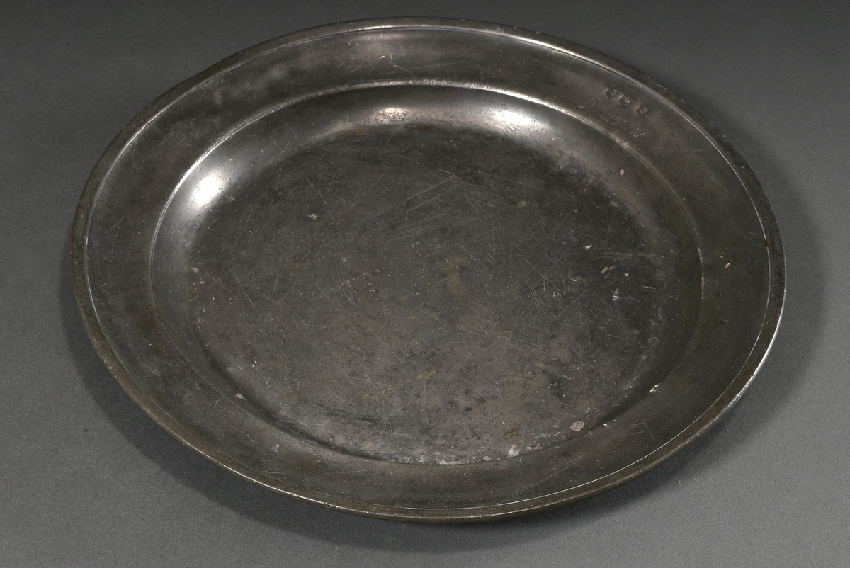 Large North German plate with engraved monogram "P.B.W.", MZ: "DMEB" (Baumann? c. 1730/40)/ Güstrow - Image 2 of 4