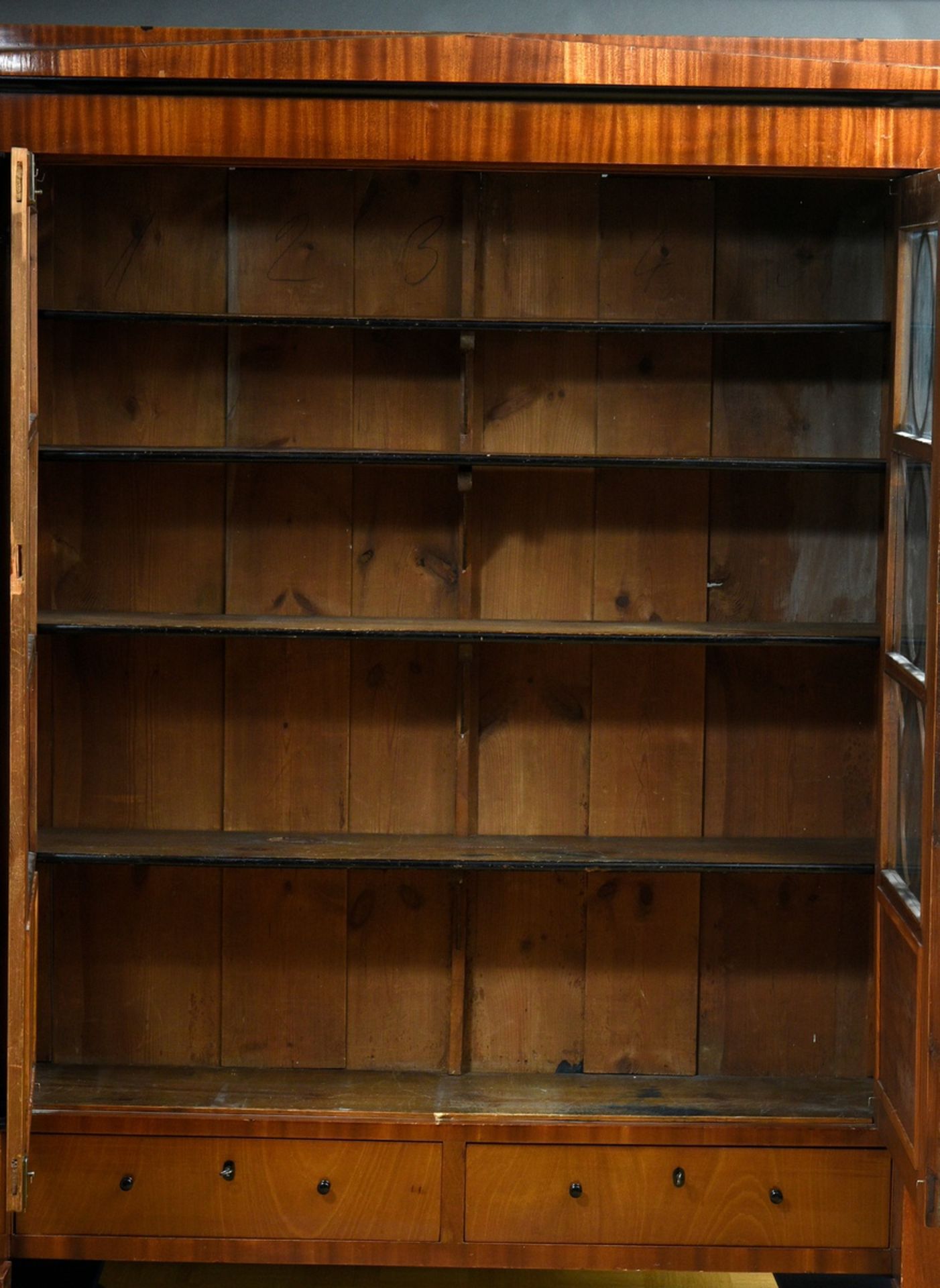 Large Biedermeier bookcase with lateral solid columns and circular bracing on the doors, 4 loose sh - Image 3 of 6