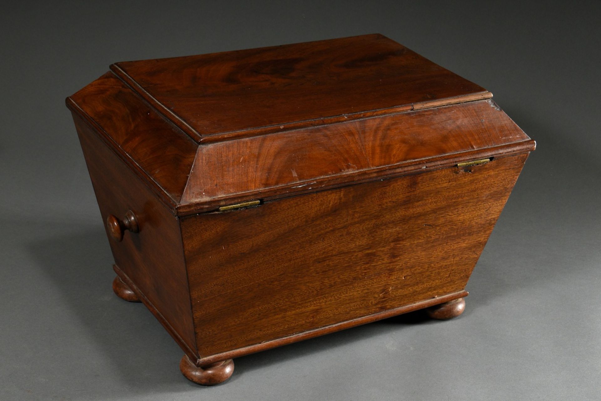 Large mahogany box in the shape of a sarcophagus with carrying knobs on the sides, compartmentalisa - Image 2 of 3
