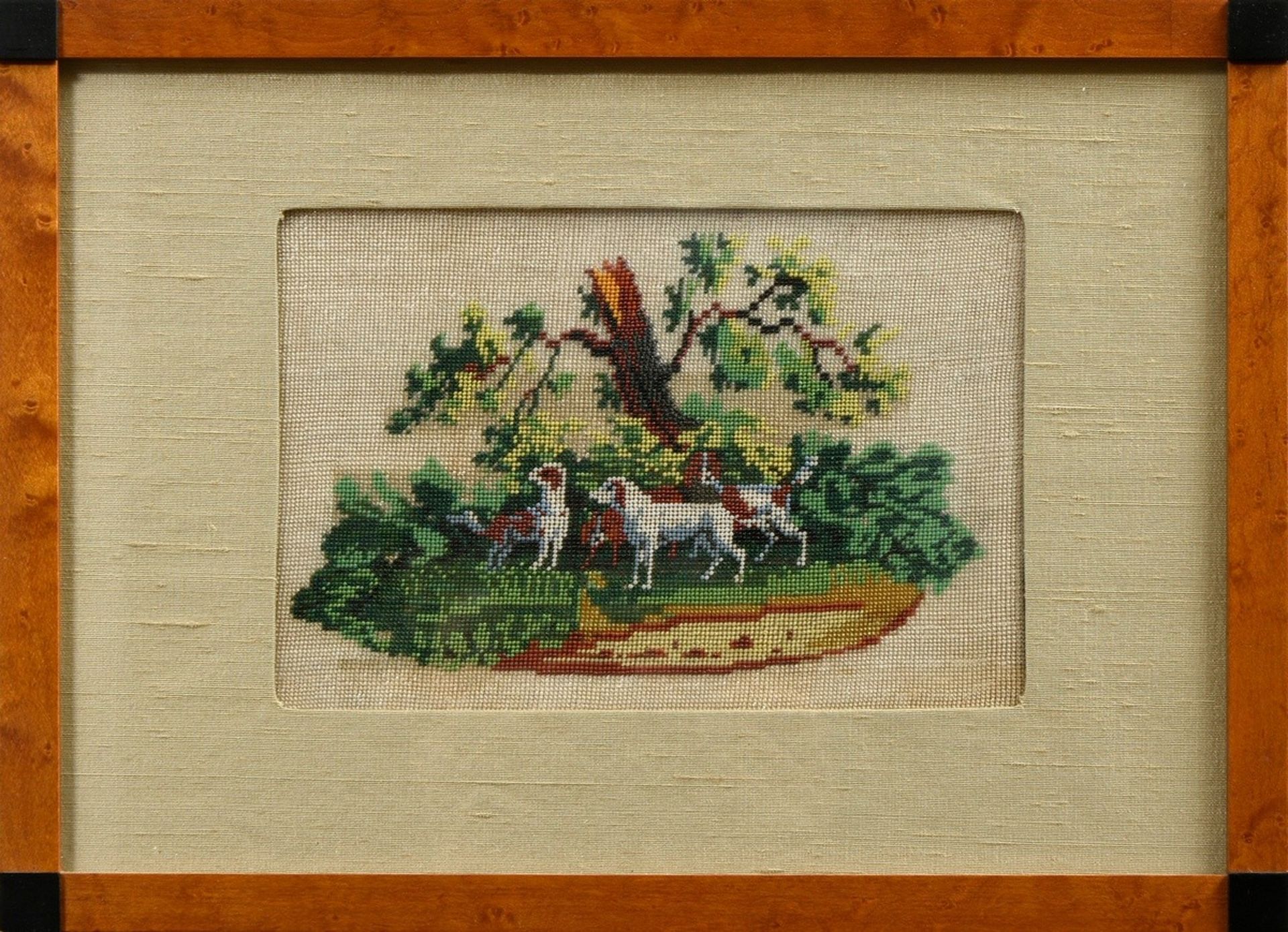 2 Feine Perlstickerei Bilder „Jagdhund Meute unter Baum“ und „Seelandschaft mit Gebäuden“, wohl Rus - Bild 4 aus 5