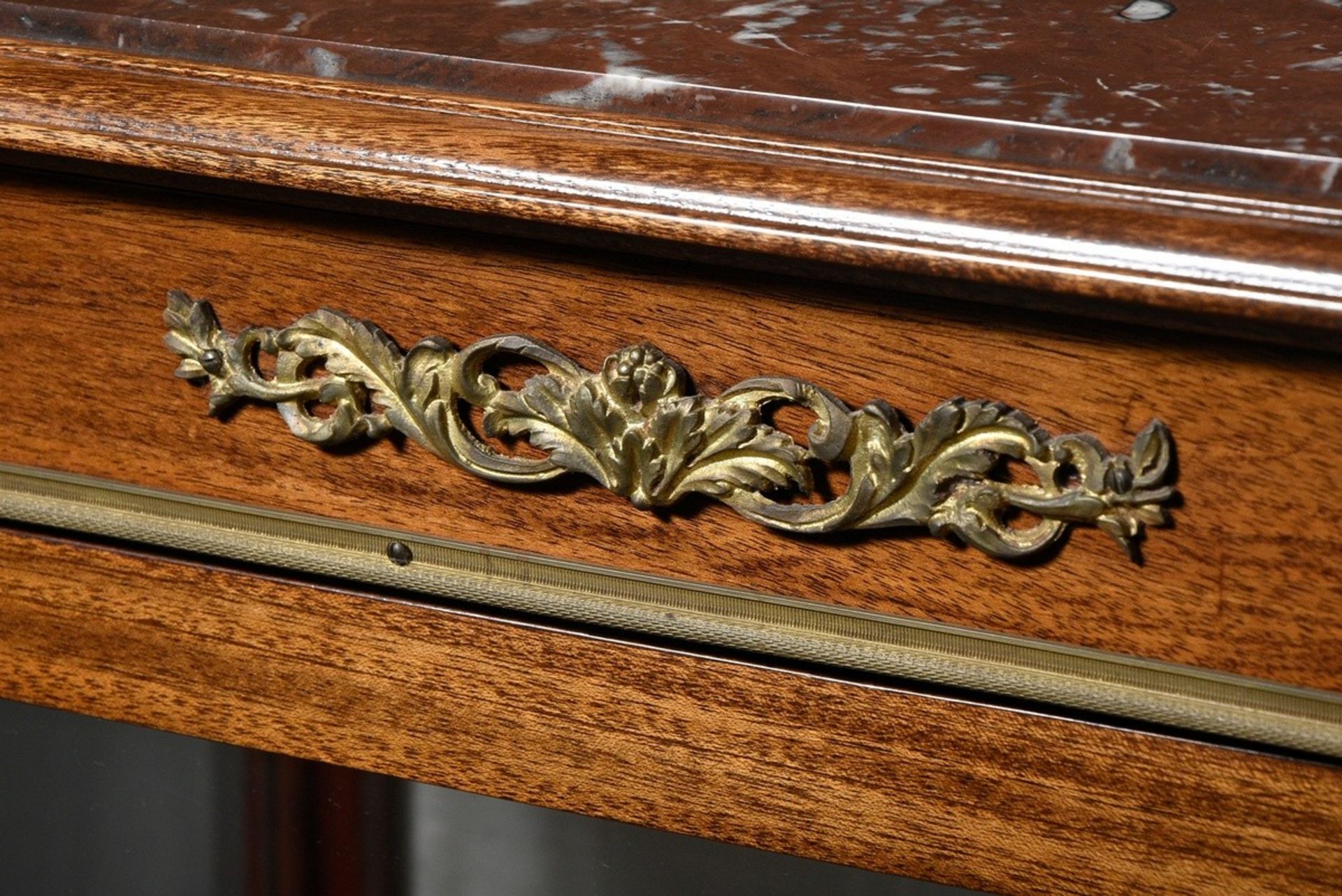 Small Louis XV style Wilhelminian display case on delicate legs, mahogany with bronze fittings and - Image 8 of 9