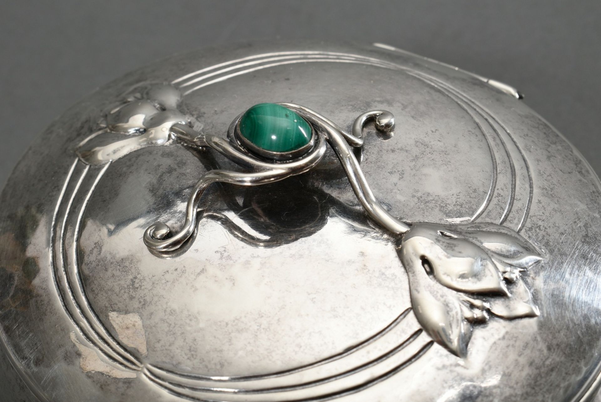 Oval martellated box with floral handle and malachite cabochon, MM: Mogens Ballin, Copenhagen, silv - Image 3 of 6