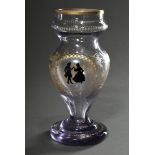 Zartviolette Glas Balustervase mit vergoldetem floralem Schliffdekor und Schwarzlotmalerei Silhouet