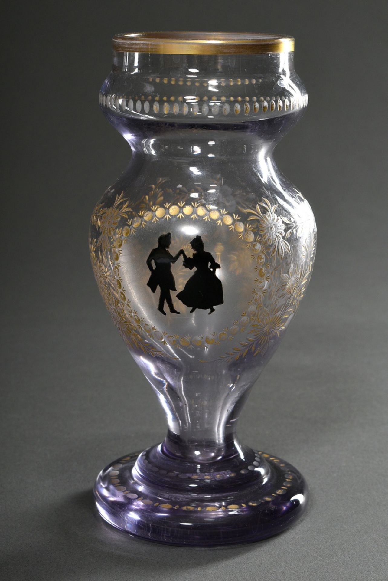 Zartviolette Glas Balustervase mit vergoldetem floralem Schliffdekor und Schwarzlotmalerei Silhouet