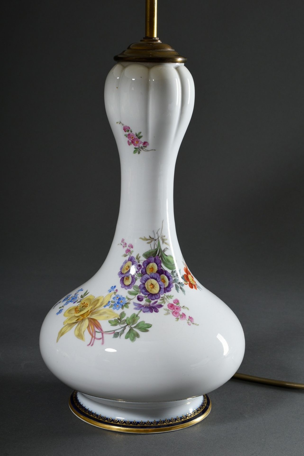 Meissen Vase in Knoblauchform mit polychromer "Bouquet" Malerei und Galerierand auf kobaltblauem Fo - Bild 2 aus 5