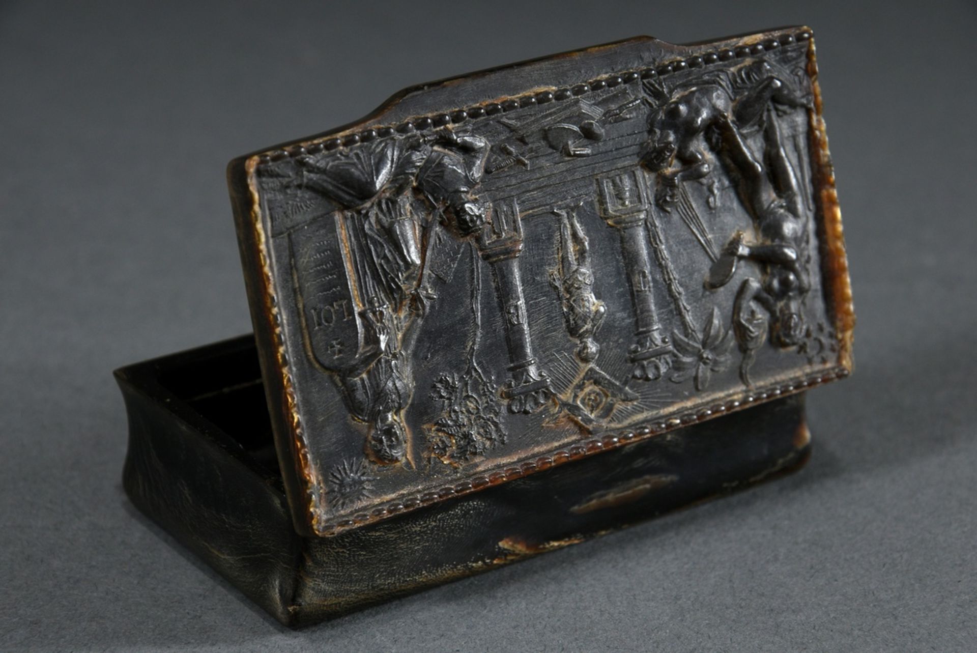 Freemason tabatiere of horn with pressed symbolism and allegory on the lid, end of 18th c., 8,5x4,5 - Image 3 of 6