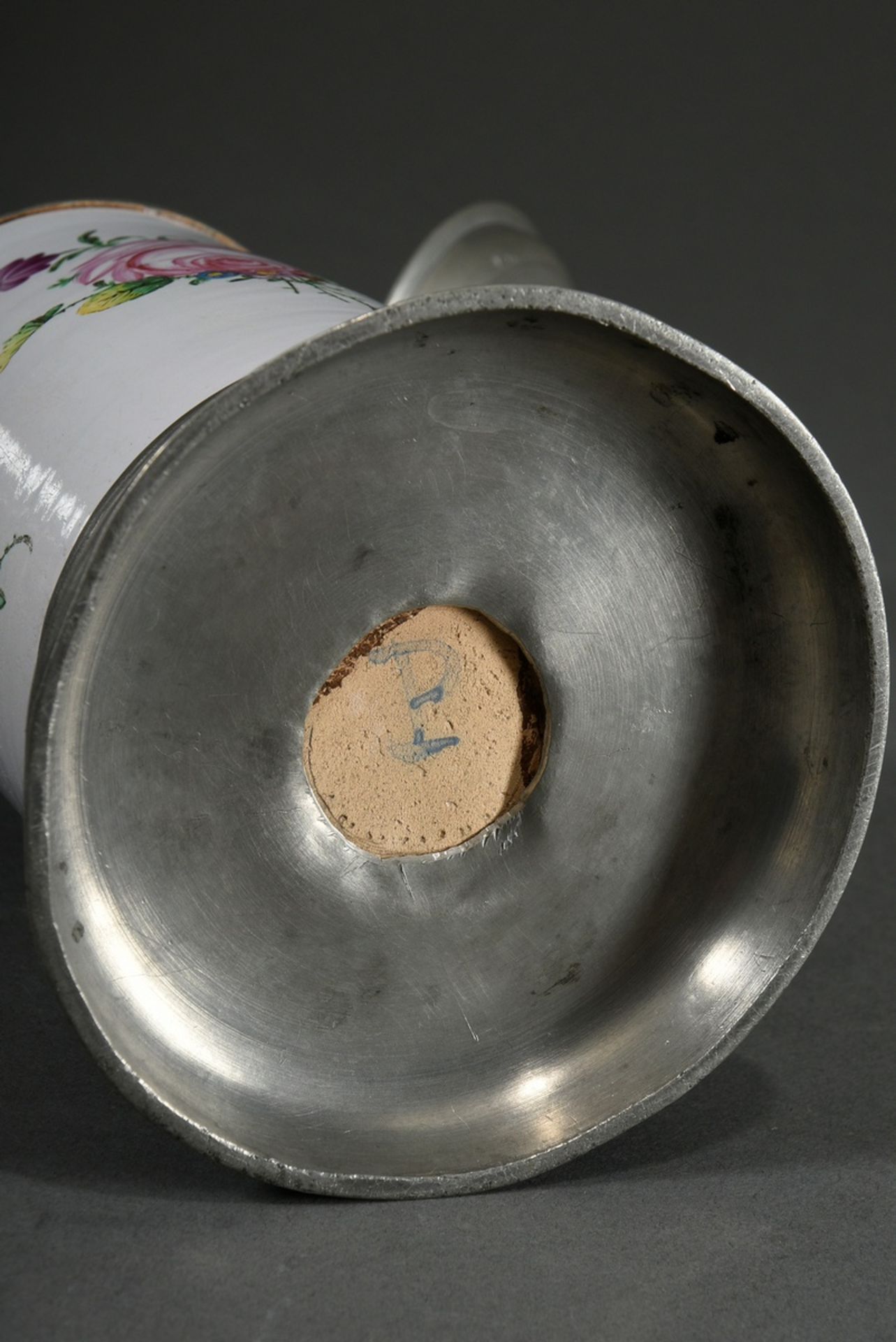 Proskauer Walzenkrug in Zylinderform mit Ohrenhenkel, Fayence weiß glasiert mit polychromer Muffelf - Bild 7 aus 7