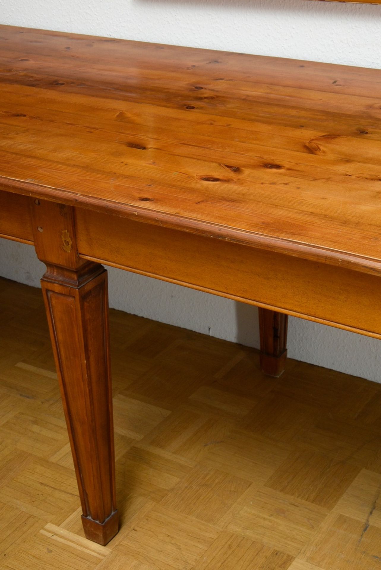 Large refectory table on classicistic pointed legs, South German beginning of the 20th c., polished - Image 3 of 4