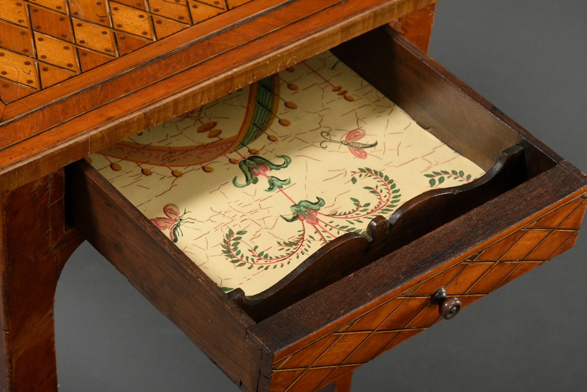 Ornamental Louis XV table with diamond and dot inlays on curved legs with ornamented bronze shoes,  - Image 3 of 5