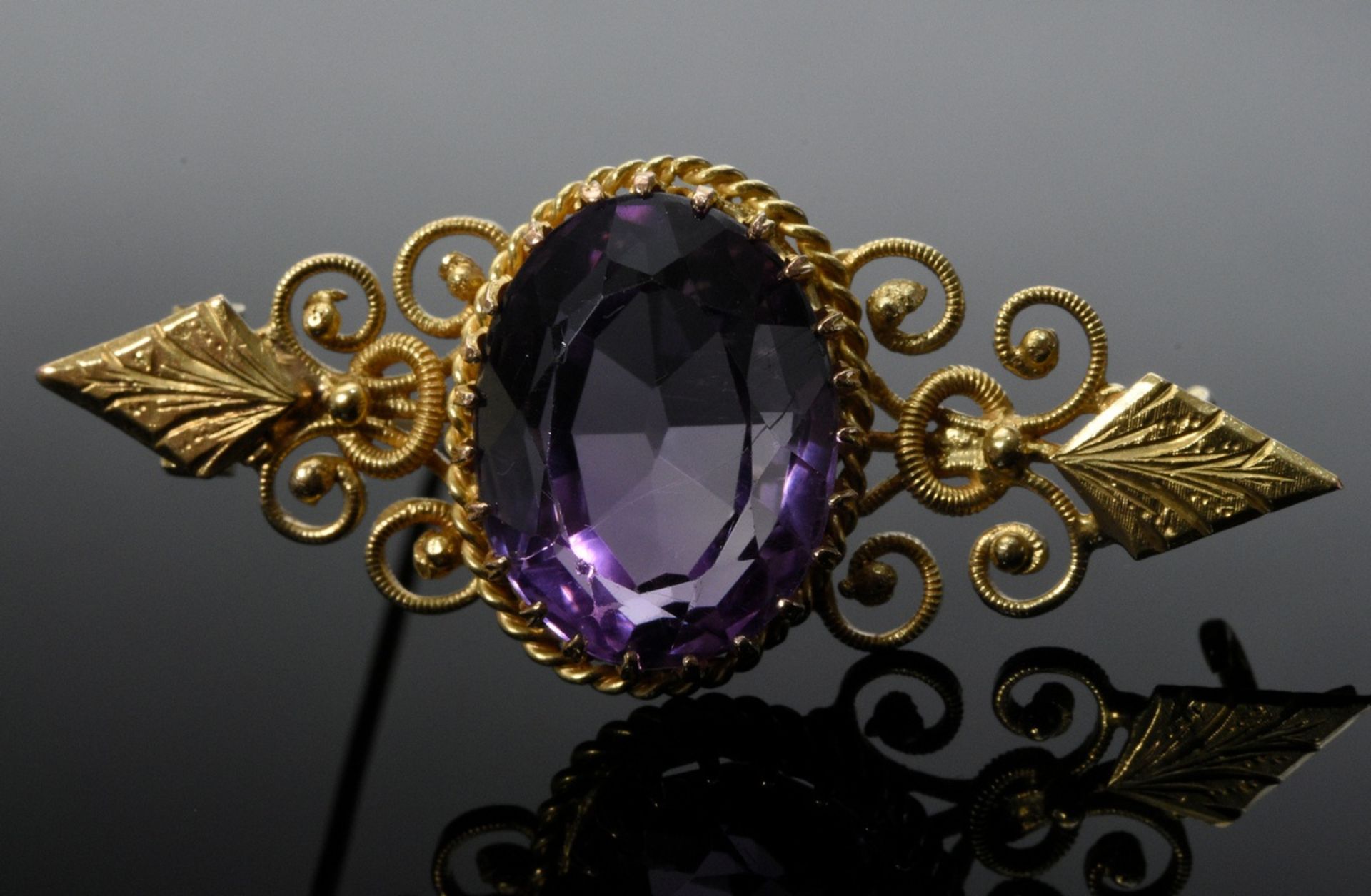 Durchbrochene Historismus Gelbgold 585 Nadel mit facettiertem Amethyst, 5,6g, L. 4,3cm - Bild 3 aus 3