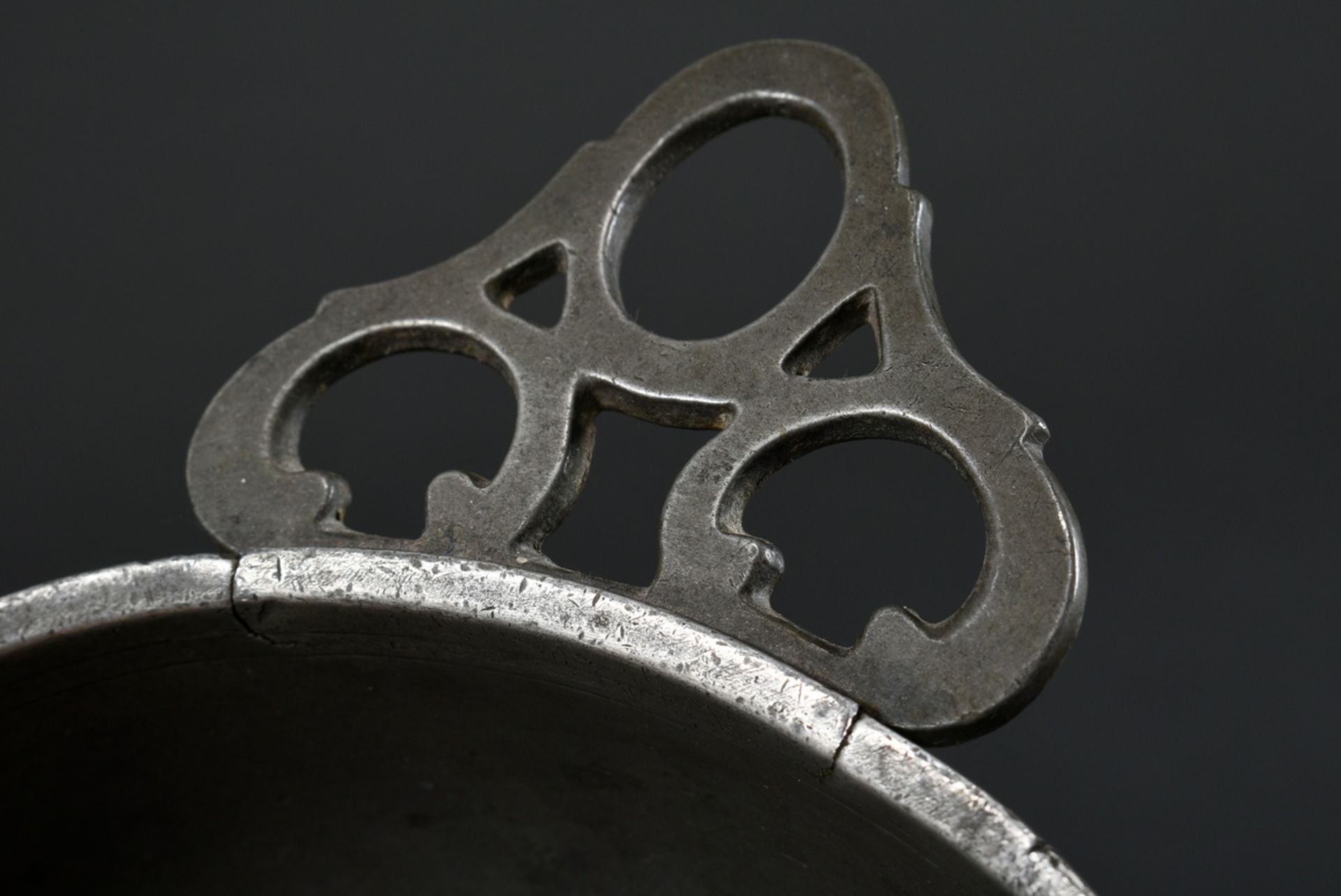 North German pewter ear bowl or maternity bowl with symmetrical openwork handles, on the bottom eng - Image 5 of 6