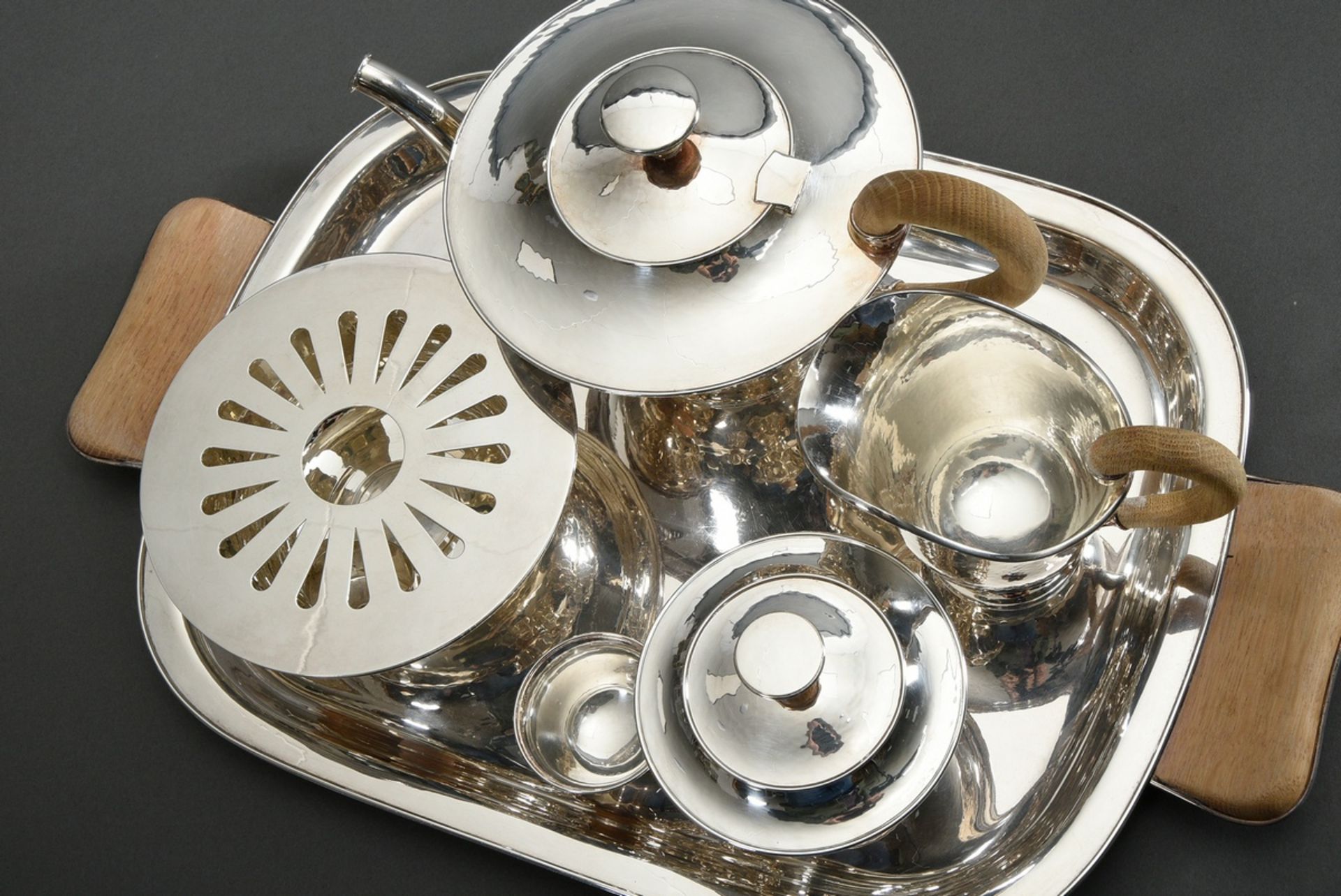 6 Teile elegantes Midcentury Teeset, bestehend aus: Teekanne (H. 15,5cm), Zuckertopf (H. 12cm), Mil - Bild 3 aus 7
