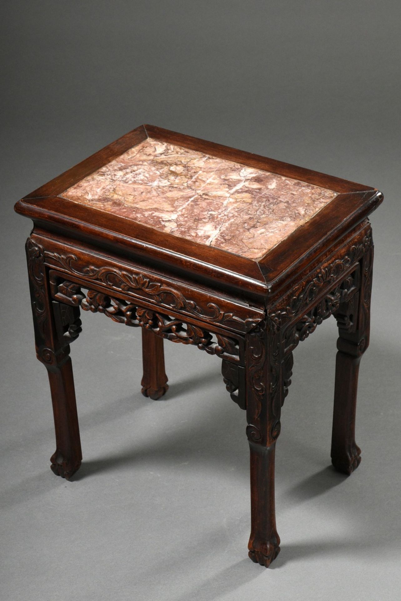 Chinese stool with floral carved blackwood frame and reddish marble top, around 1900, 47,5x41x30,5c