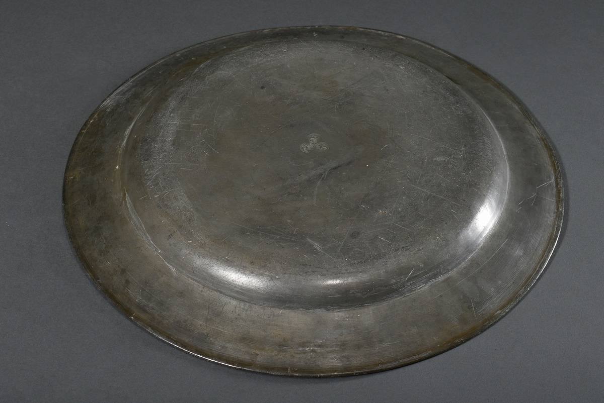 Large North German pewter plate from the estate of Elsabe Maria Rickmans with floral engraving and - Image 3 of 5