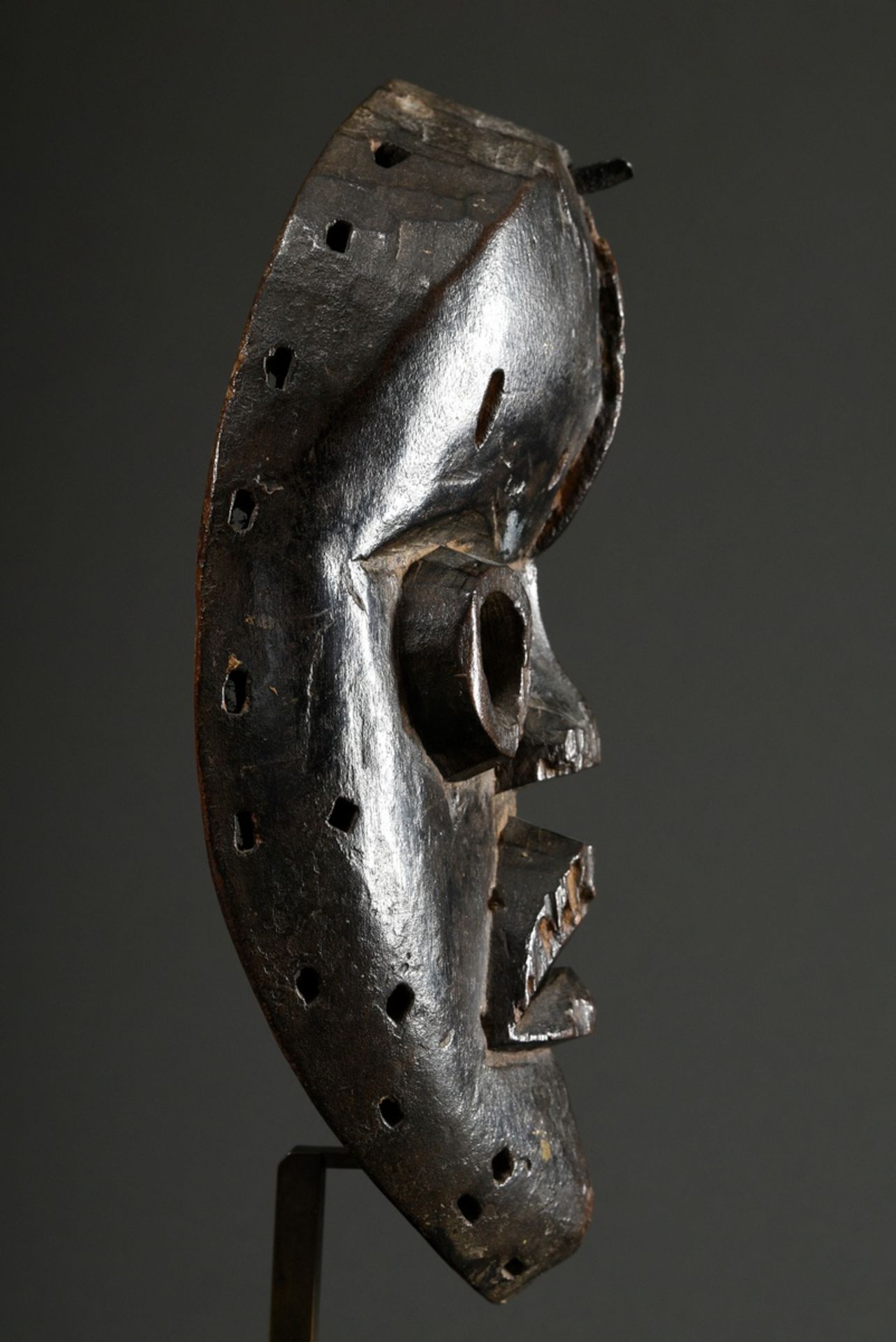 Dan mask with round eyes and iron nail above vertical forehead bulge, carved wood and dark patina,  - Image 5 of 5